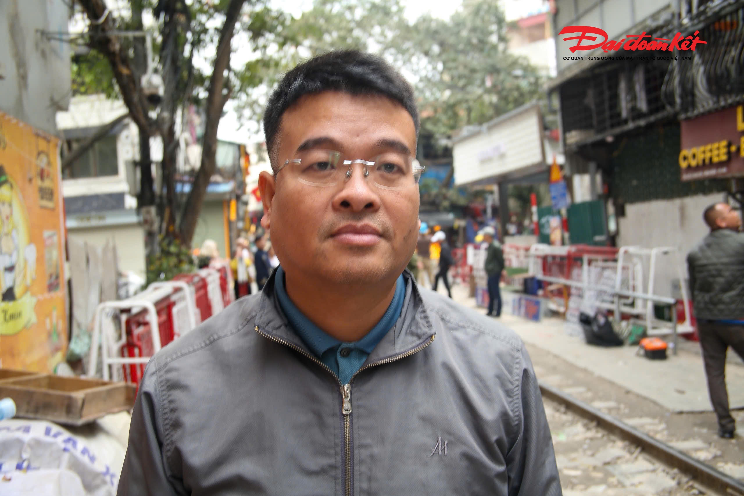 Theo ông Nguyễn Hồng Quang, chuyên viên Phòng Kinh tế - Hạ tầng đô thị phường Hoàn Kiếm, thực hiện kế hoạch của Ban Chỉ đạo 197 TP Hà Nội về xây dựng các phường kiểu mẫu về trật tự, văn minh đô thị, UBND phường đã phối hợp với lực lượng Công an và các đơn vị liên quan tăng cường kiểm tra, xử lý vi phạm trật tự xây dựng và hành lang an toàn giao thông đường sắt; đồng thời tuyên truyền, vận động người dân chấp hành quy định, giữ gìn trật tự đô thị và vệ sinh môi trường.