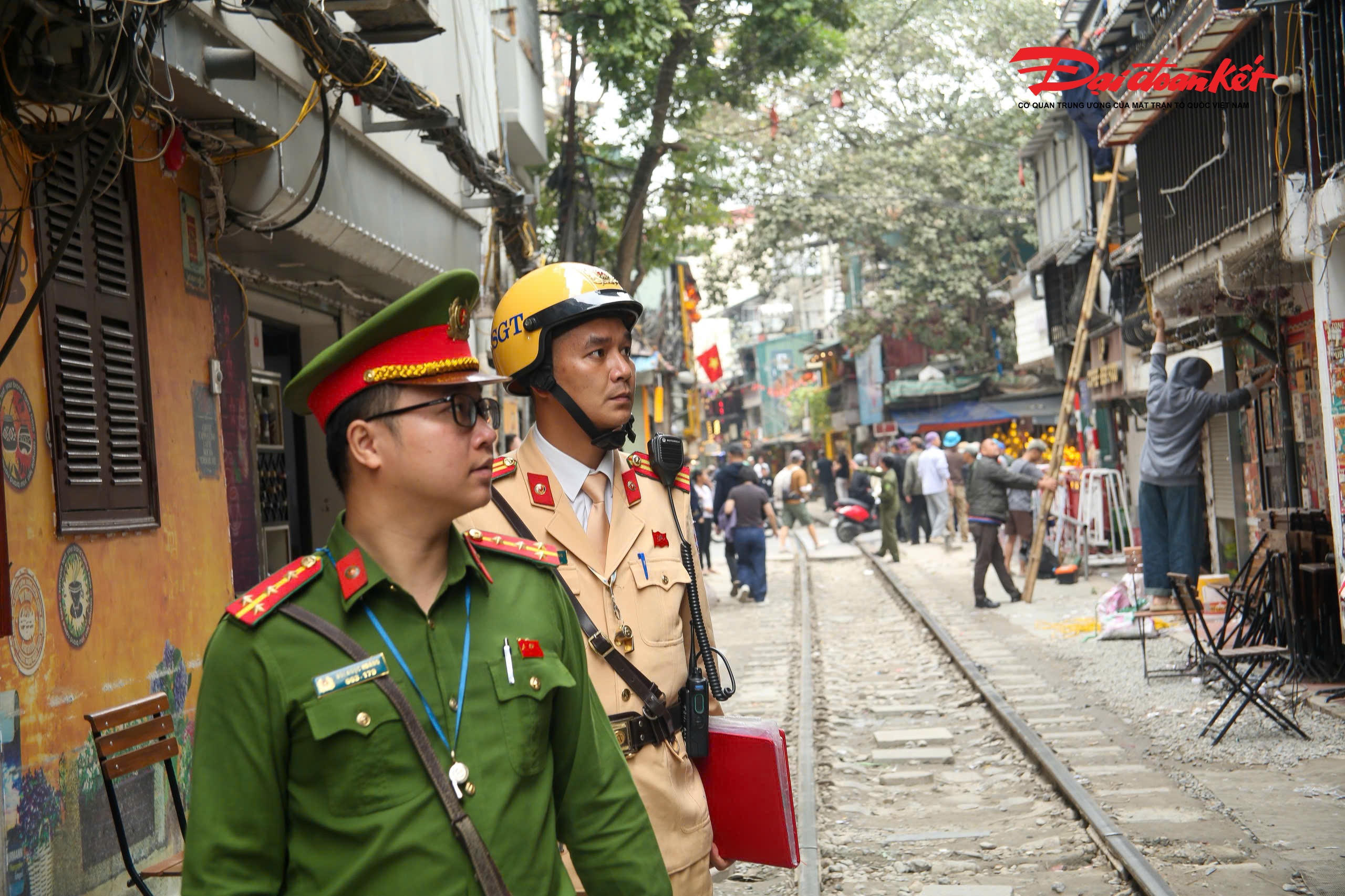 Ngày 5/3/2026, UBND phường Hoàn Kiếm phối hợp với Đội CSGT đường bộ số 1 (Phòng CSGT Hà Nội), Công an phường và các đơn vị liên quan tổ chức kiểm tra, xử lý các vi phạm về trật tự an toàn giao thông, trật tự đô thị và trật tự xây dựng tại khu vực “phố cà phê đường tàu” trên tuyến Trần Phú – Phùng Hưng.