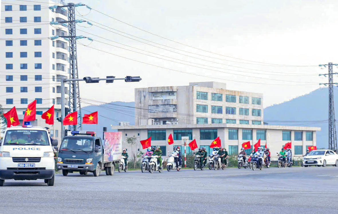 Lực lượng chức năng và người dân tham gia đoàn diễu hành tuyên truyền trên các tuyến phố.