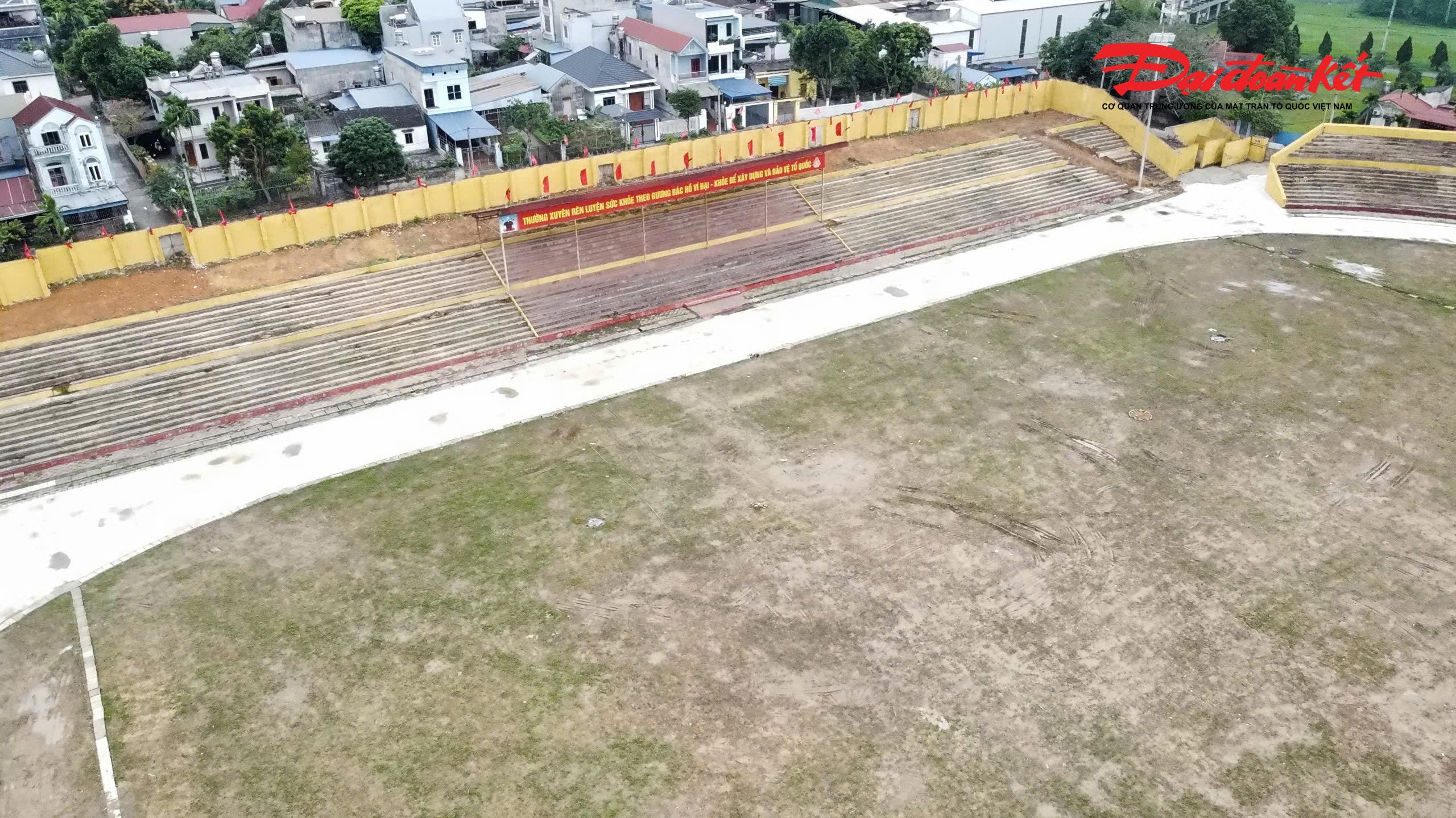 Mặt sân chưa được trồng cỏ tiêu chuẩn, nhưng được đã được làm phẳng. Ảnh: Anh Toán.