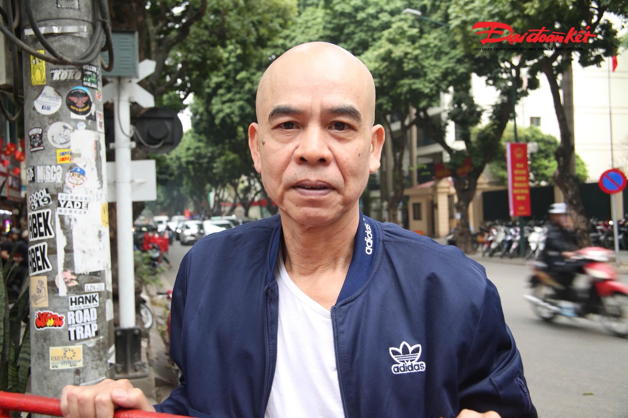 Ông Vũ Bình, chủ một quán cà phê cho biết, lực lượng chức năng đã tuyên truyền, hướng dẫn cụ thể cho các hộ kinh doanh. “Sáng nay, lực lượng chức năng còn hỗ trợ tháo dỡ các biển hiệu, đèn trang trí và mái che trên cao. Người dân chúng tôi đồng thuận chấp hành quy định, vừa kinh doanh vừa bảo đảm an toàn”, ông Bình chia sẻ.