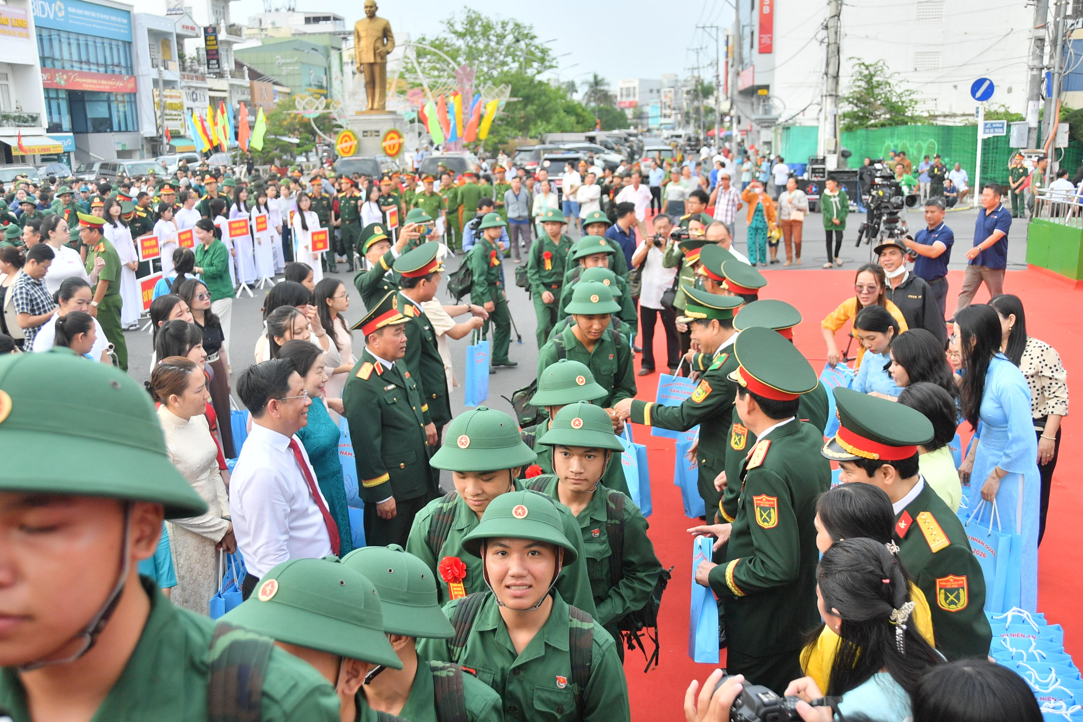 Thanh niên An Giang lên đường nhập ngũ. Ảnh: Phương Vũ.
