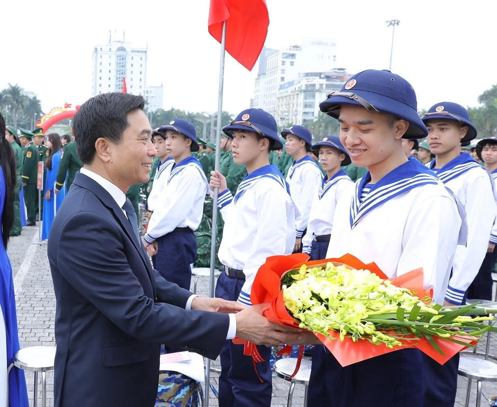 Bí thư Tỉnh ủy Nguyễn Doãn Anh tặng hoa động viên các tân binh lên đường nhập ngũ. Ảnh: Minh Hiếu
