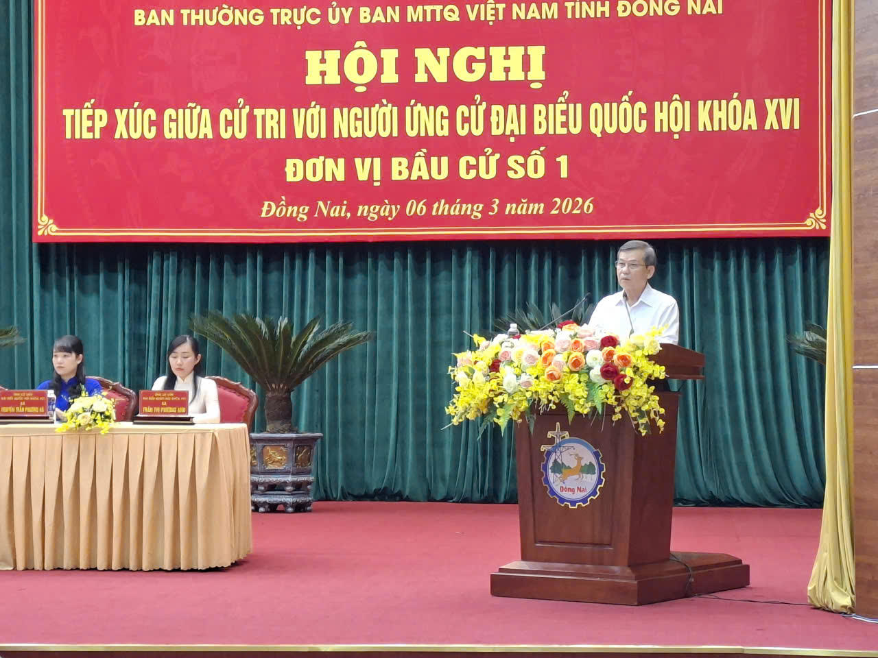 Ứng cử viên ĐBQH Lê Minh Trí – Ủy viên Bộ Chính trị, Bí thư Trung ương Đảng, Trưởng Ban Nội chính Trung ương trình bày chương trình hành động tại hội nghị. Ảnh: S.X