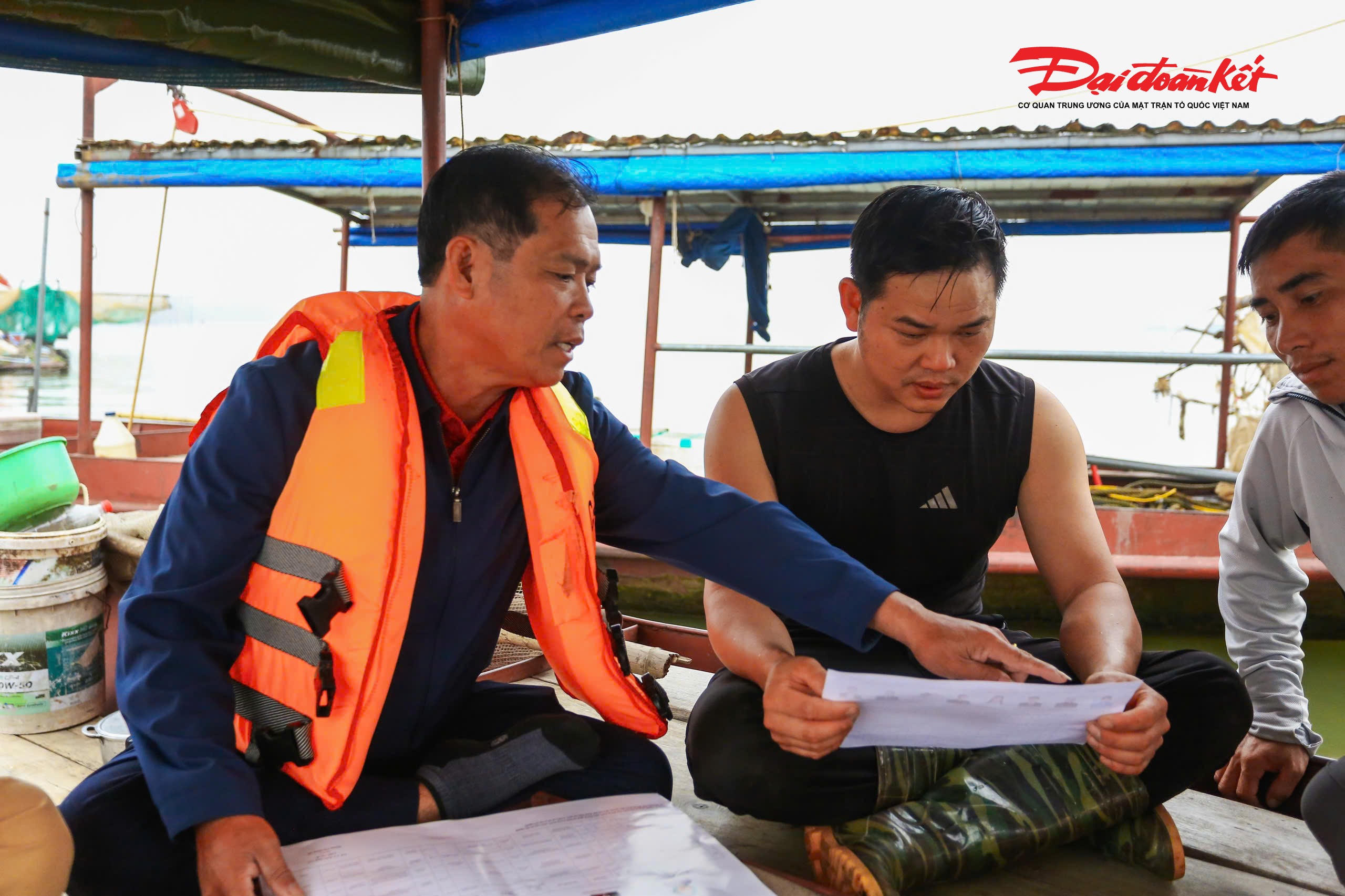 Ông Trần Văn Hải, Trưởng ban Công tác Mặt trận thôn Vạn Vỹ, xã Liên Minh, cho biết hiện trên địa bàn thôn vẫn còn khoảng 20 hộ dân sinh sống và mưu sinh trên sông. Theo ông Hải, do địa bàn sông nước rộng, các hộ dân sinh sống phân tán nên việc tiếp cận, rà soát cử tri gặp nhiều khó khăn.