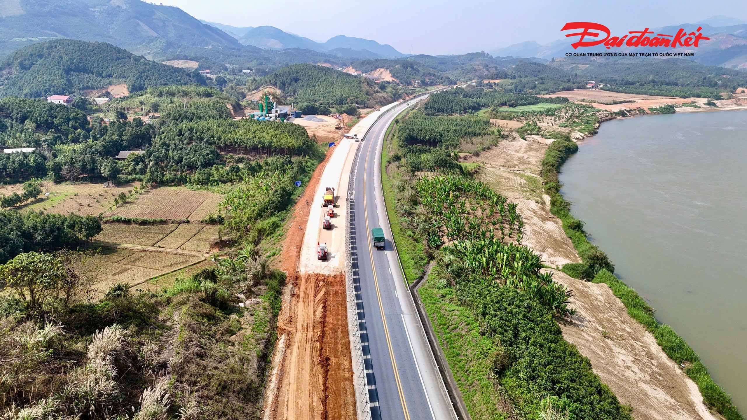 Dự án mở rộng đoạn Yên Bái – Lào Cai trên tuyến cao tốc Nội Bài – Lào Cai có tổng chiều dài 121,33km, tổng mức đầu tư gần 7.700 tỷ đồng. Tổng công ty Đầu tư phát triển đường cao tốc Việt Nam (VEC) được giao làm chủ đầu tư triển khai dự án.