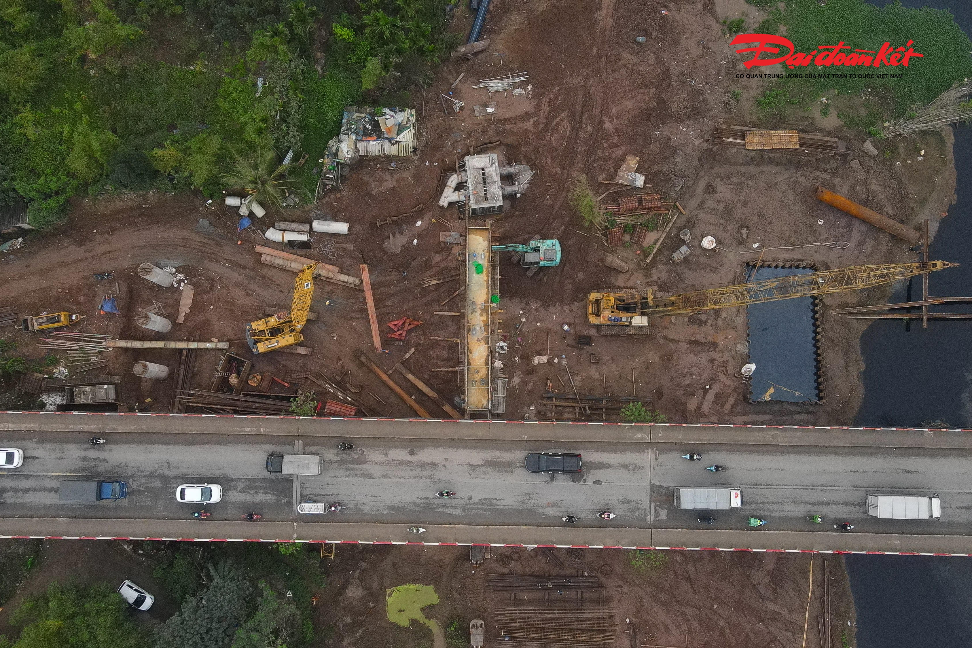 Công nhân cùng nhiều máy móc, thiết bị được huy động, khẩn trương triển khai các hạng mục thi công tại cầu Mai Lĩnh nhằm bảo đảm tiến độ đề ra.