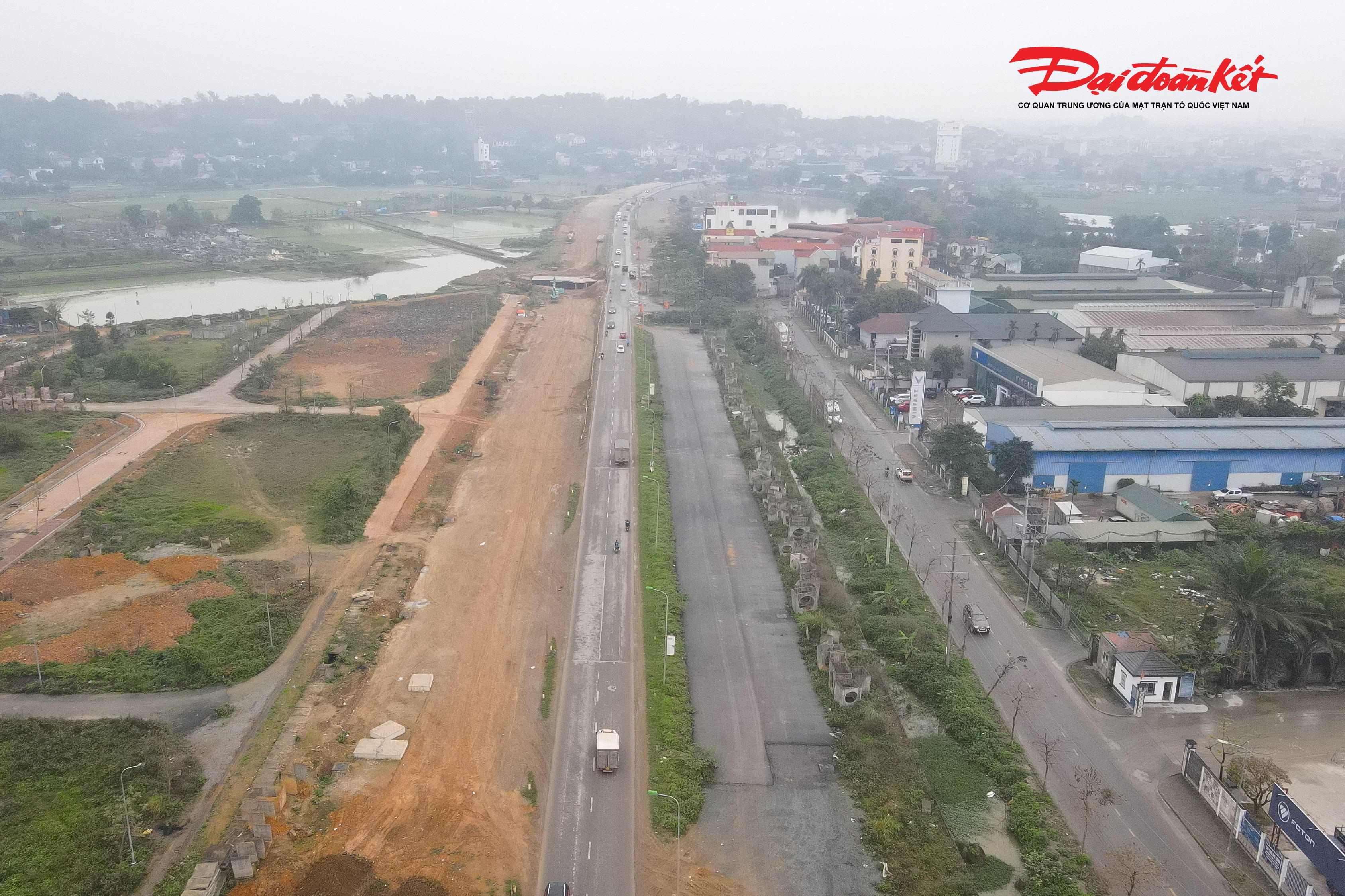 Bên cạnh những đoạn đã thảm nhựa, hiện một số vị trí đang được nhà thầu triển khai lu lèn, hoàn thiện nền mặt đường nhằm chuẩn bị cho các bước thi công tiếp theo.