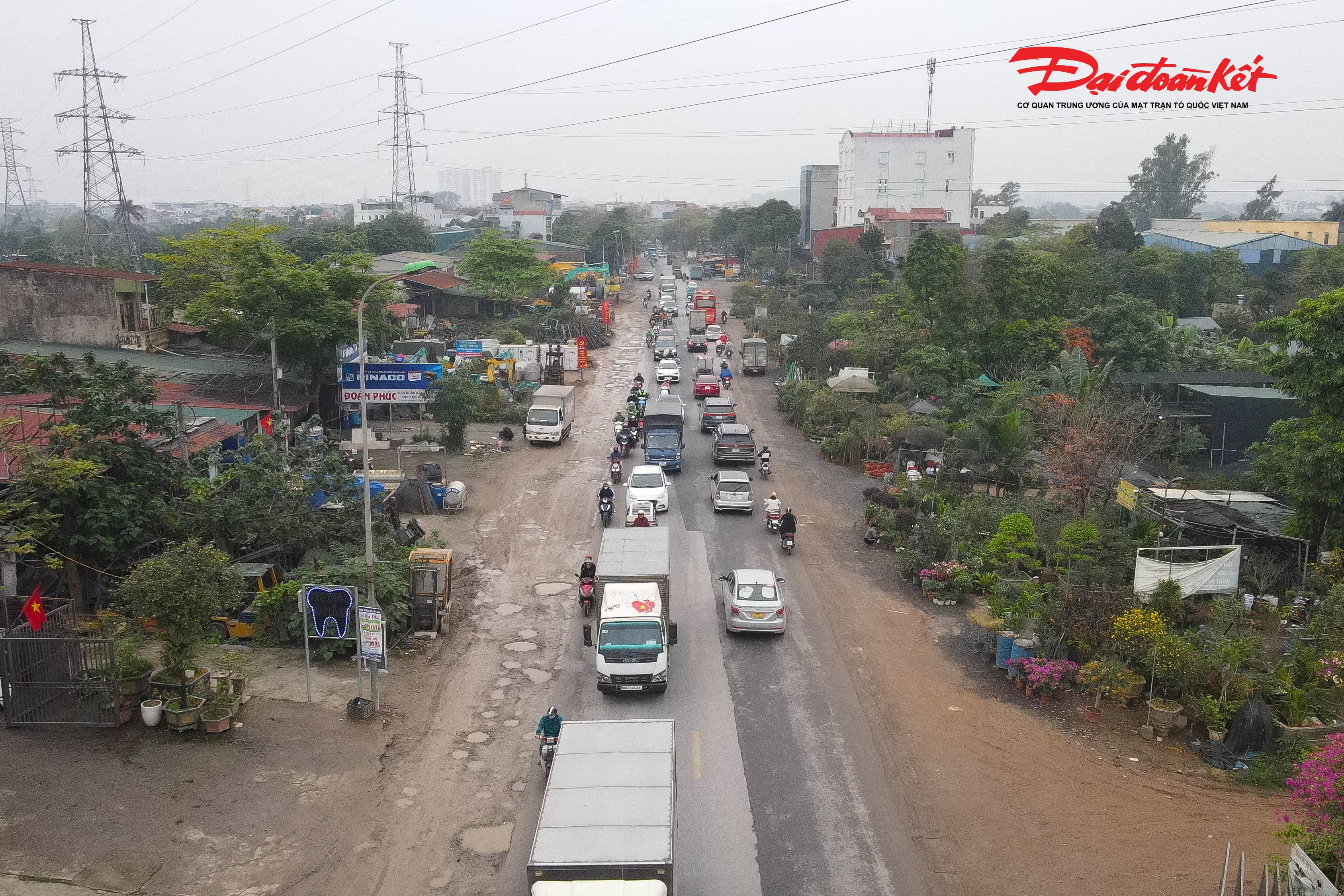 Đối với phần đường, khoảng 19,91 km chiều dài tuyến đã được bàn giao mặt bằng, tuy nhiên chưa liên tục. Các nhà thầu đang tổ chức thi công hệ thống thoát nước, nền đường và các hạng mục kỹ thuật tại những đoạn đã có mặt bằng.. 