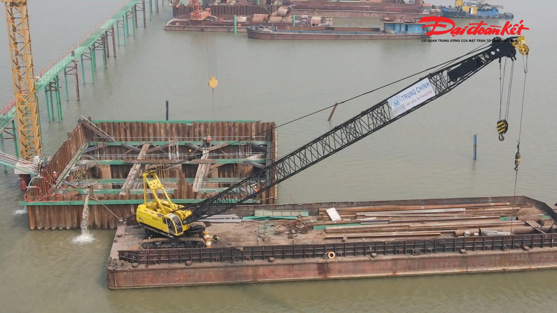 Sau khi hoàn thành, cầu có mặt cắt ngang rộng 24,5m, được thiết kế gồm 4 làn xe cơ giới và mỗi bên bố trí một làn dành cho xe máy, xe thô sơ.