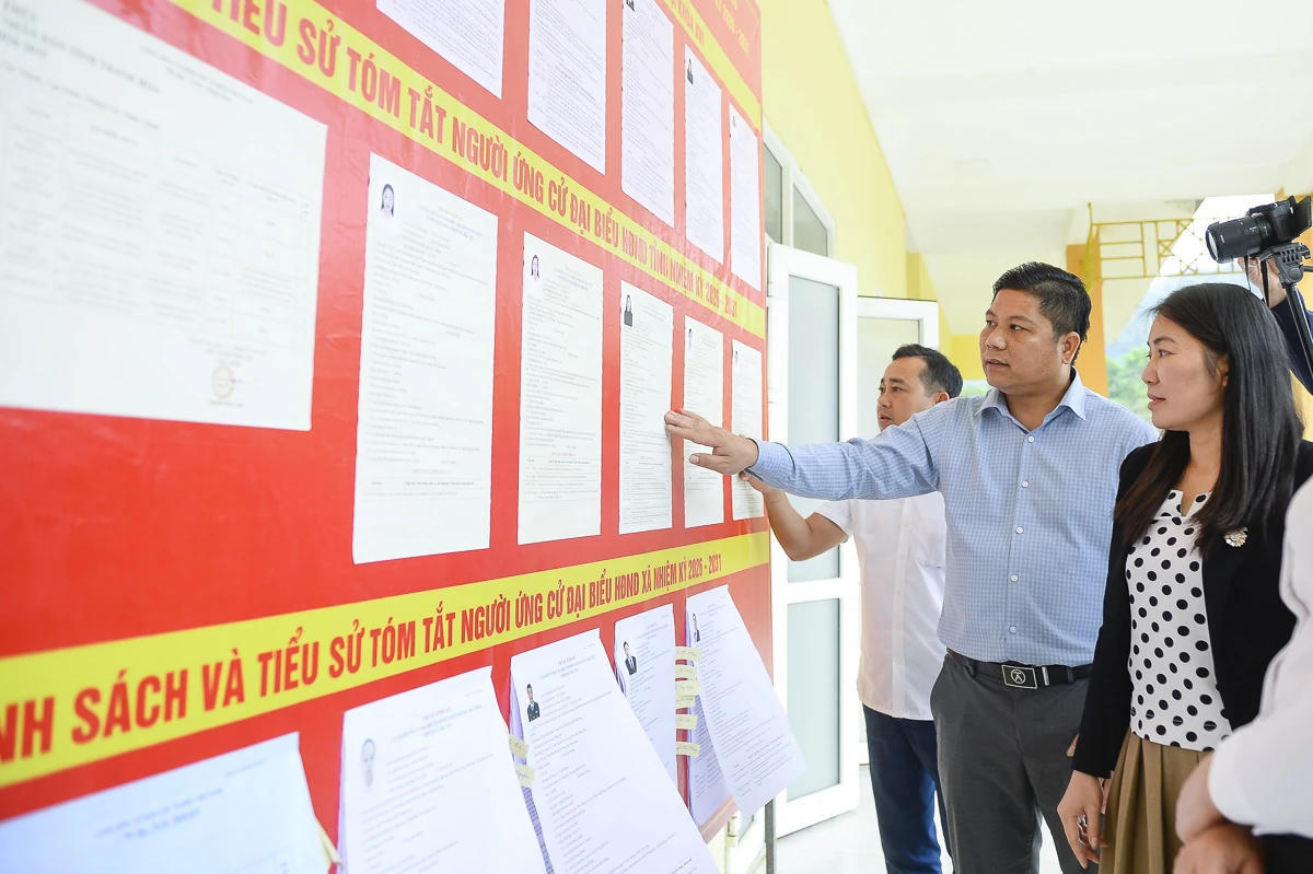 Ông Lê Văn Công - Phó Chủ tịch UBND xã Bát Mọt (thứ 2 từ phải qua) cho biết: Toàn xã có 894 hộ với 4.052 nhân khẩu, trong đó, có 2.418 cử tri tham gia bầu cử. Địa phương đã thành lập 4 đơn vị bầu cử với 8 tổ bầu cử tương ứng 8 khu vực bỏ phiếu. Ảnh: Đình Minh.