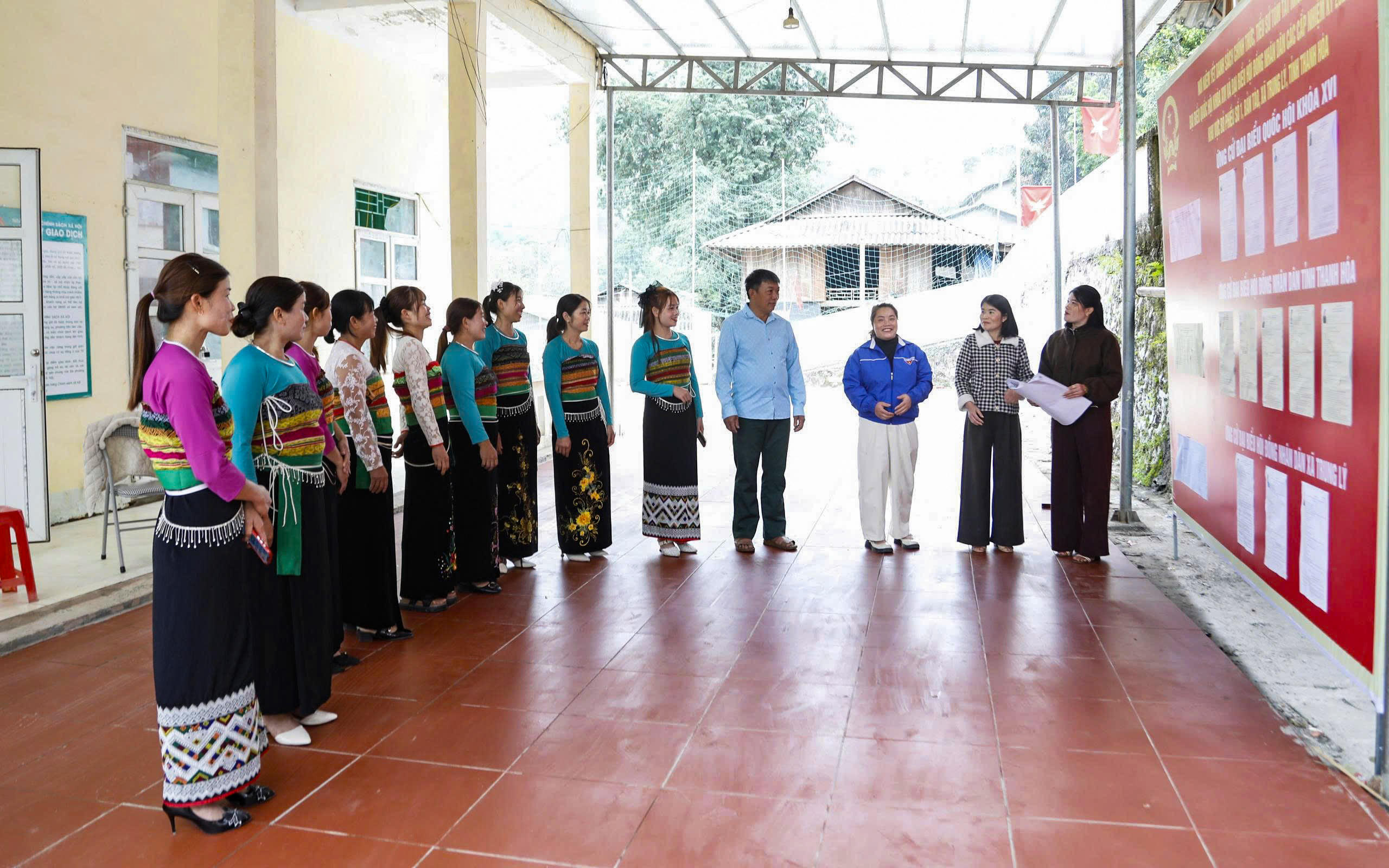 Bà Ngân Thị Vân -Trưởng Ban xây dựng Đảng xã Trung Lý (ngoài cùng bên phải) cho biết: Để bảo đảm cử tri nắm rõ thông tin, công tác tuyên truyền được địa phương đẩy mạnh bằng nhiều hình thức. Ảnh: Đình Minh.