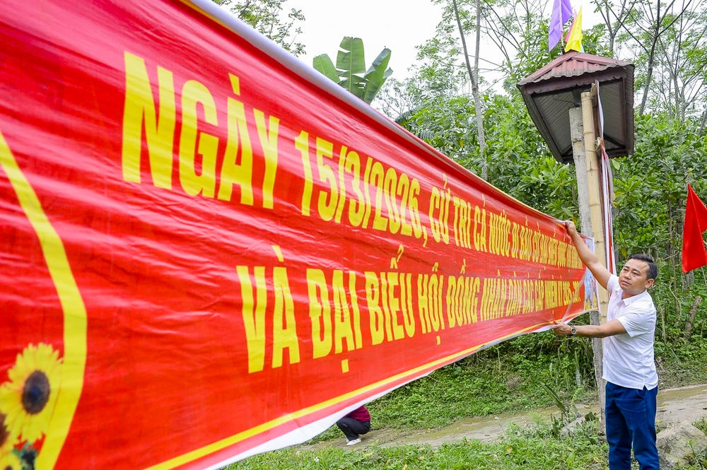 Tại xã biên giới Bát Mọt, công tác chuẩn bị bầu cử cũng được triển khai nghiêm túc. Trên các tuyến đường chính,&nbsp;băng rôn, khẩu hiệu được treo lên, tạo không khí phấn khởi hướng về ngày bầu cử. Ảnh: Đình Minh.