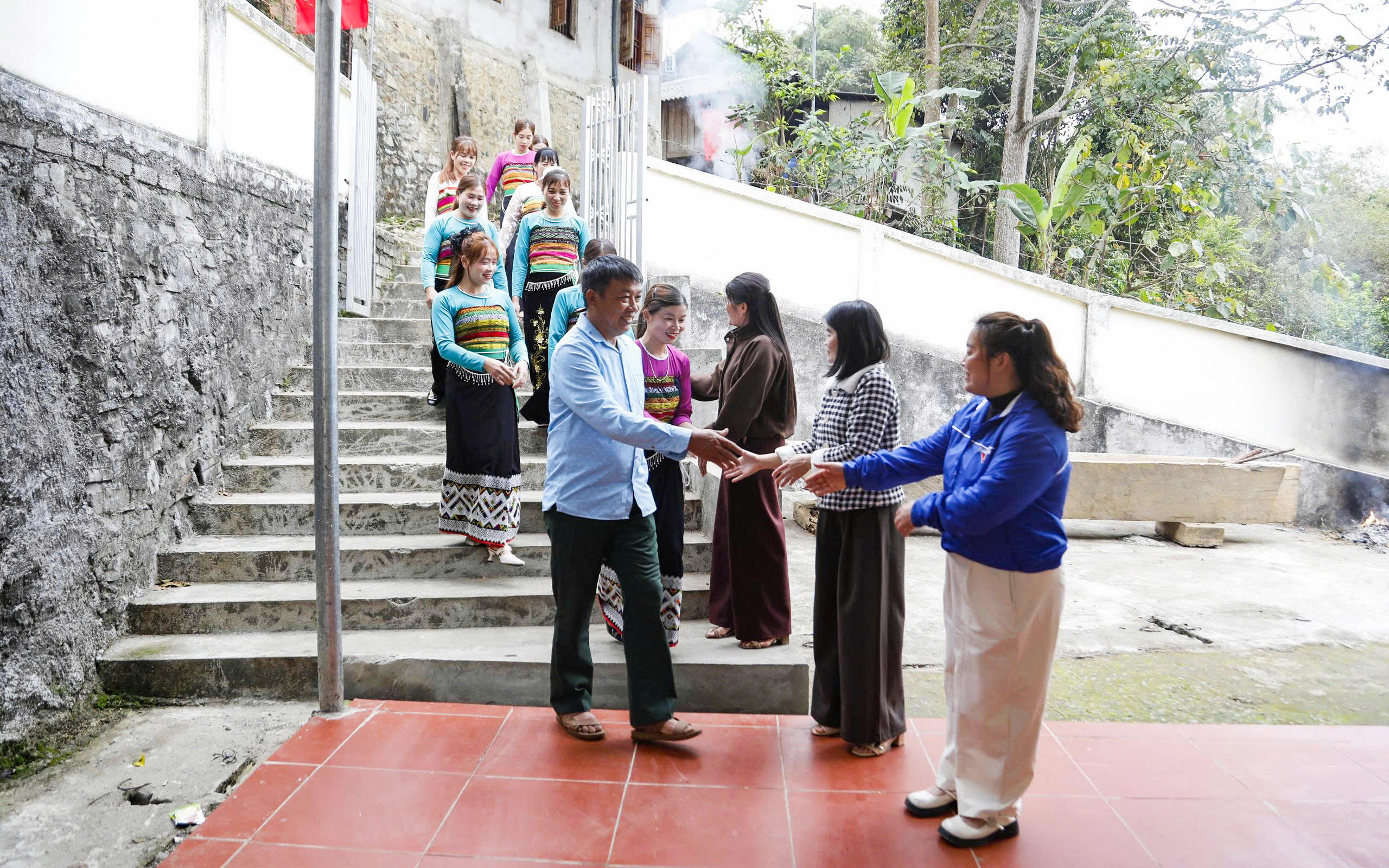 Ghi nhận tại xã biên giới Trung Lý, các phần việc chuẩn bị cho ngày bầu cử đang được chính quyền địa phương triển khai gấp rút. Ông Trần Văn Thắng - Chủ tịch UBND xã cho biết: Trong đợt bầu cử lần này, toàn xã có 8 tổ bầu cử, 8 khu vực bỏ phiếu với 4.080 cử tri tham gia. Ảnh: Đình Minh.