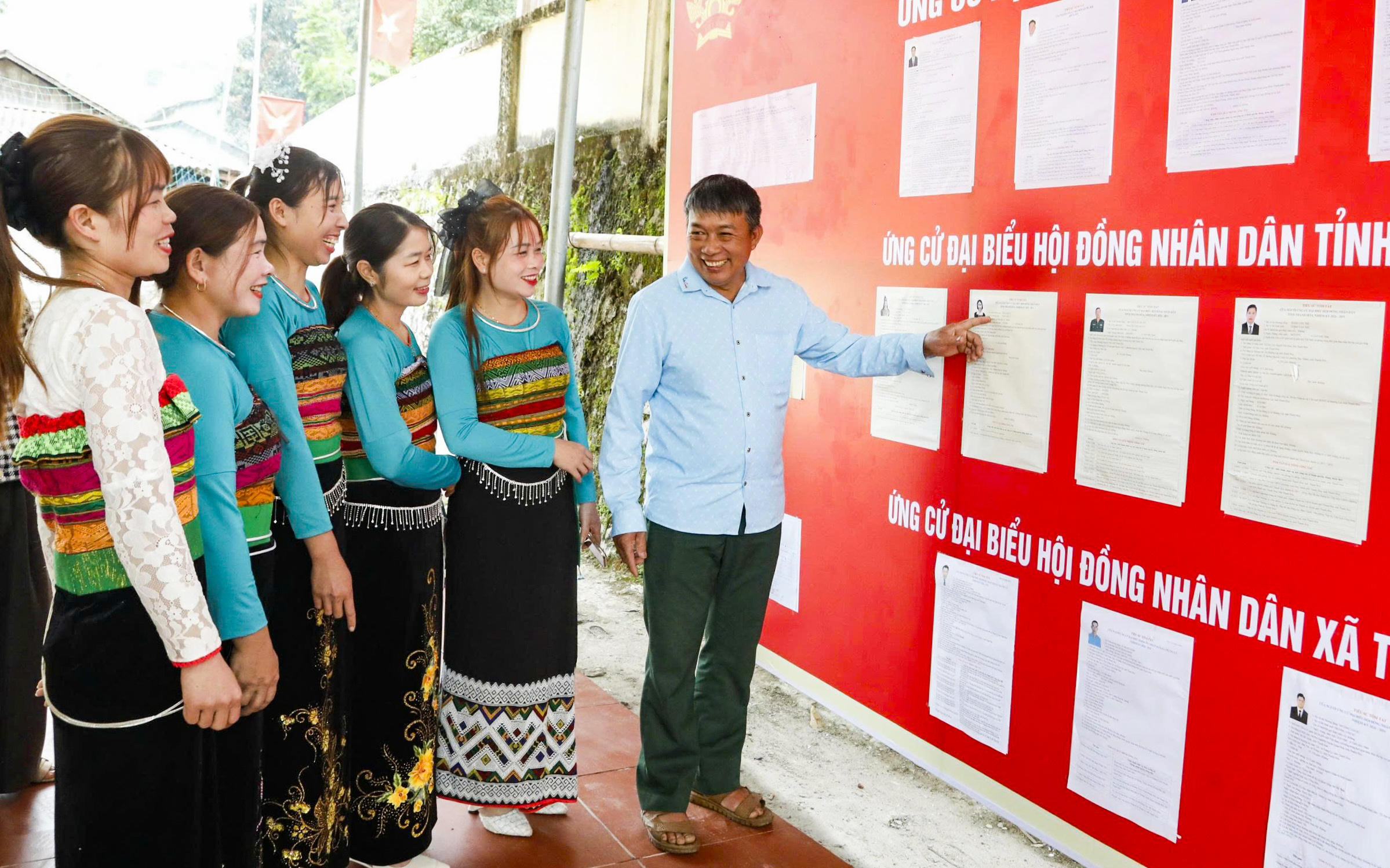Ông Lương Văn Biểu - Bí thư Chi bộ kiêm Trưởng bản Táo (ngoài cùng bên phải) cho biết: Trong thời gian qua, cán bộ trong bản đã tích cực vận động bà con tham gia đầy đủ ngày bầu cử, đồng thời, chuẩn bị các điều kiện cần thiết để việc bỏ phiếu diễn ra thuận lợi. Ảnh: Đình Minh.