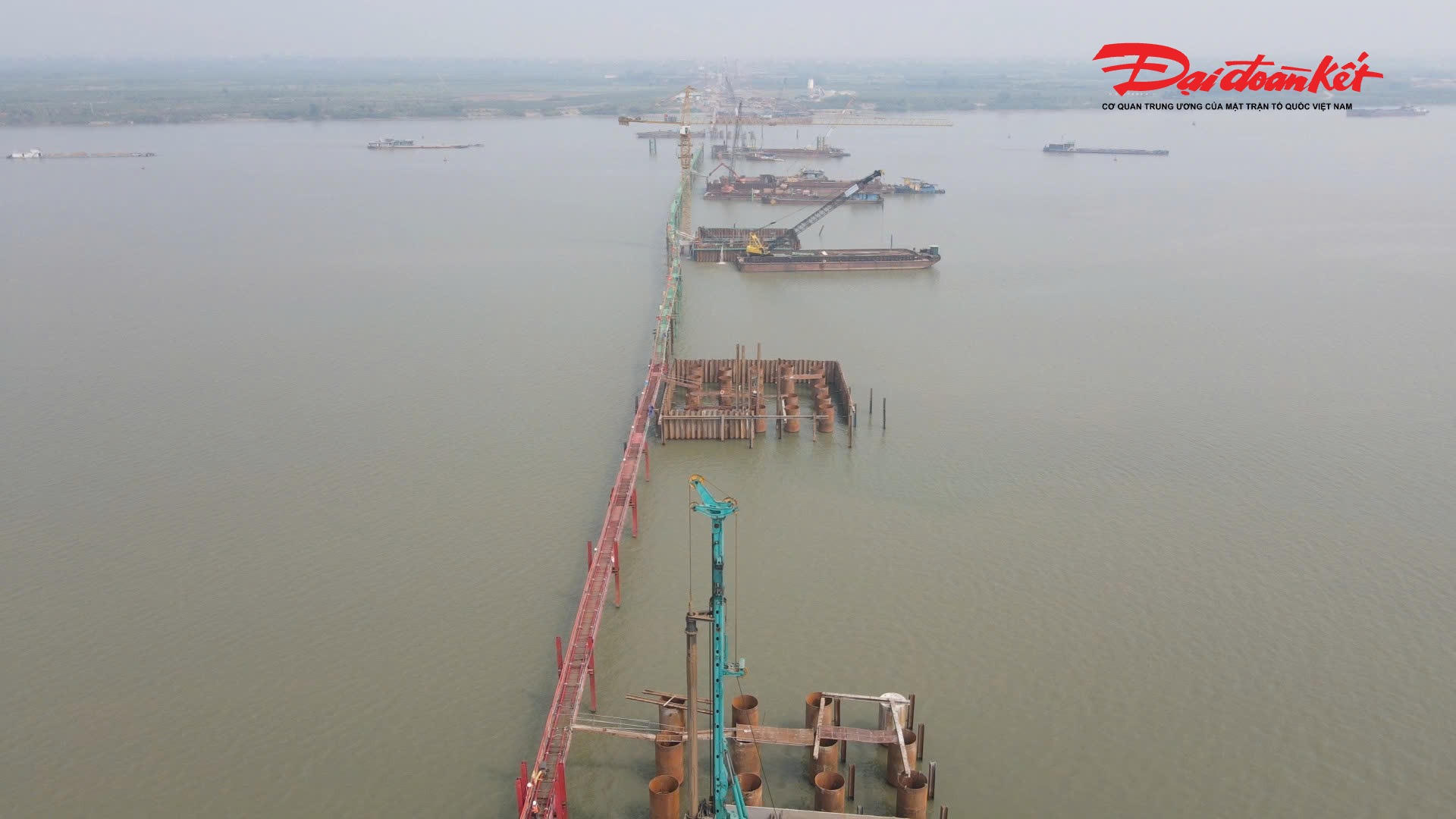 Ghi nhận của PV Báo Đại đoàn kết trên công trường xây dựng cầu Hồng Hà, nhà thầu đang tích cực triển khai hạng mục khoan cọc nhồi, làm dầm thép. Hàng chục mũi thi công, với hơn 200 máy móc hiện đại, đang thi công trên tất cả các khu vực của dự án.