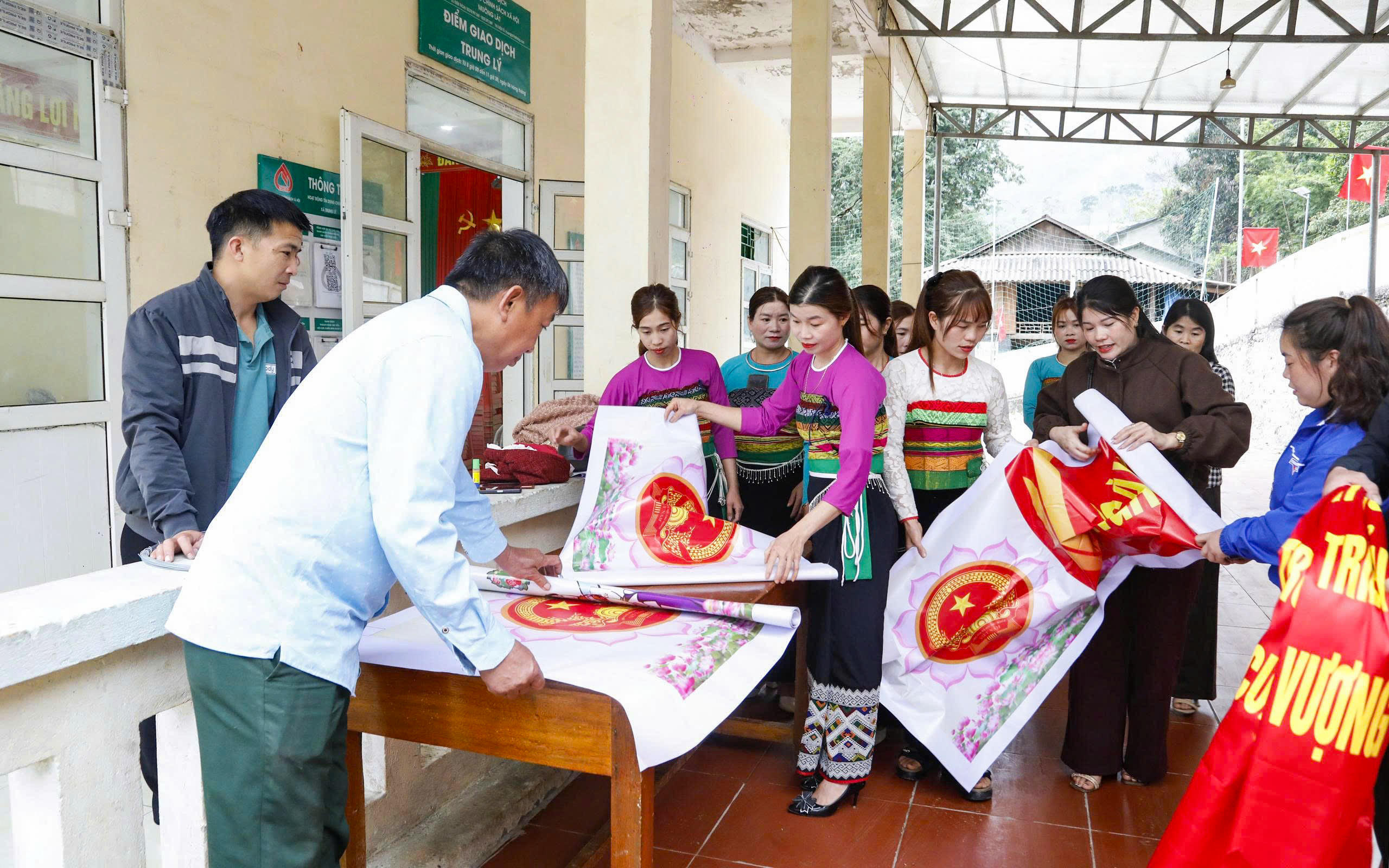 Hệ thống truyền thanh cơ sở, pano, khẩu hiệu, tranh cổ động... góp phần tuyên truyền hiệu quả trước ngày bầu cử. Ảnh: Đình Minh.