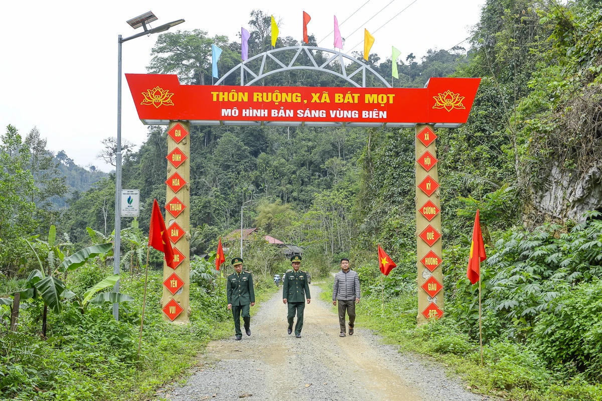 Ở thôn Ruộng, xã Bát Mọt, công tác tuyên truyền được triển khai sâu rộng đến từng hộ dân. Ông Lương Văn Lá - Bí thư Chi bộ kiêm Trưởng thôn cho biết: Toàn thôn có 60 hộ với 273 nhân khẩu, trong đó, có 99 cử tri sẽ tham gia bầu cử. Ảnh: Đình Minh.