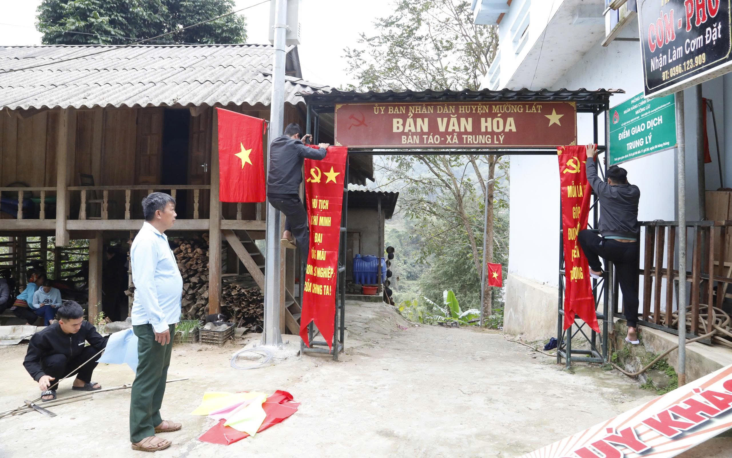 Trên các tuyến đường, khu dân cư, trụ sở cơ quan và nhà văn hóa bản ở xã Trung Lý, cờ hoa, băng rôn, khẩu hiệu được trang trí rực rỡ, tạo không khí phấn khởi hướng về ngày hội của toàn dân. Ảnh: Đình Minh.