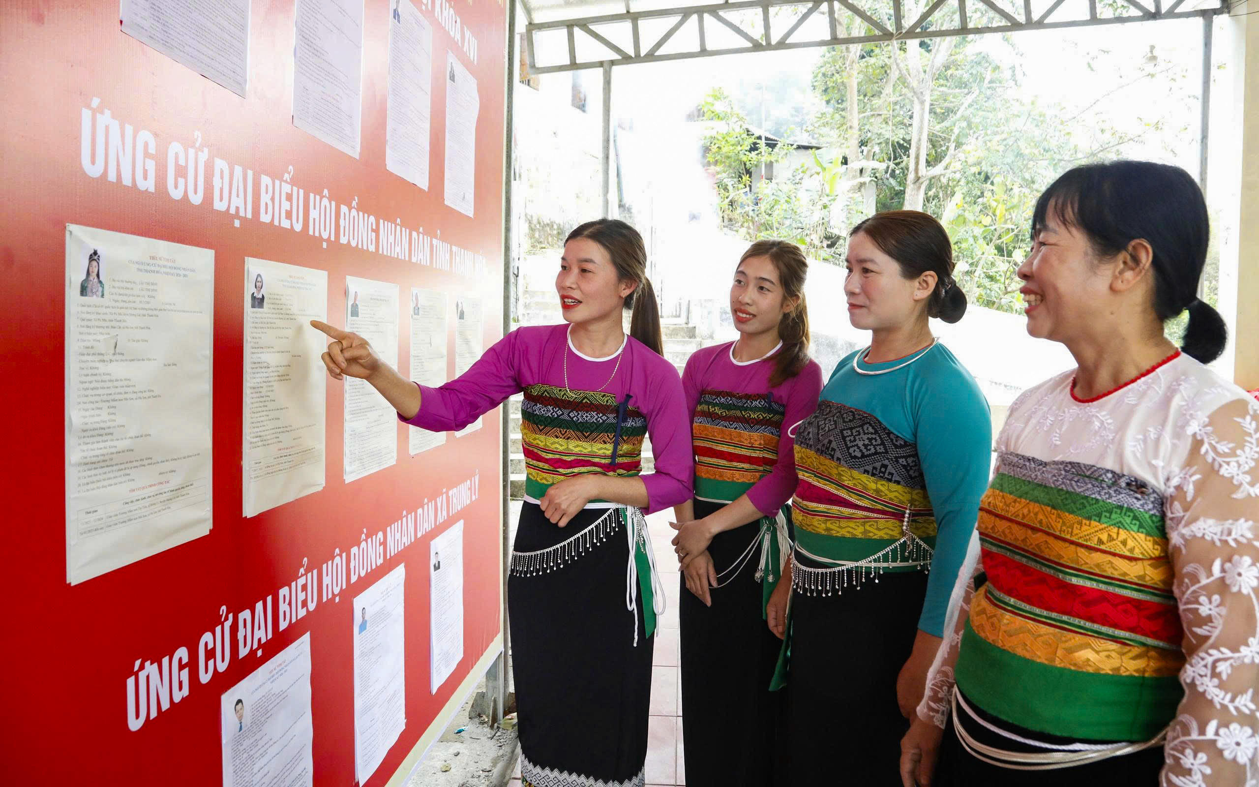 Chị Vi Thị Bang, cử tri bản Táo (ngoài cùng bên trái) chia sẻ: 'Nhờ được tuyên truyền thường xuyên nên bà con trong bản đều hiểu rõ ý nghĩa của cuộc bầu cử. Chúng tôi mong muốn, sẽ lựa chọn được những đại biểu thật sự tiêu biểu, đại diện cho tiếng nói và nguyện vọng của nhân dân'. Ảnh: Đình Minh.