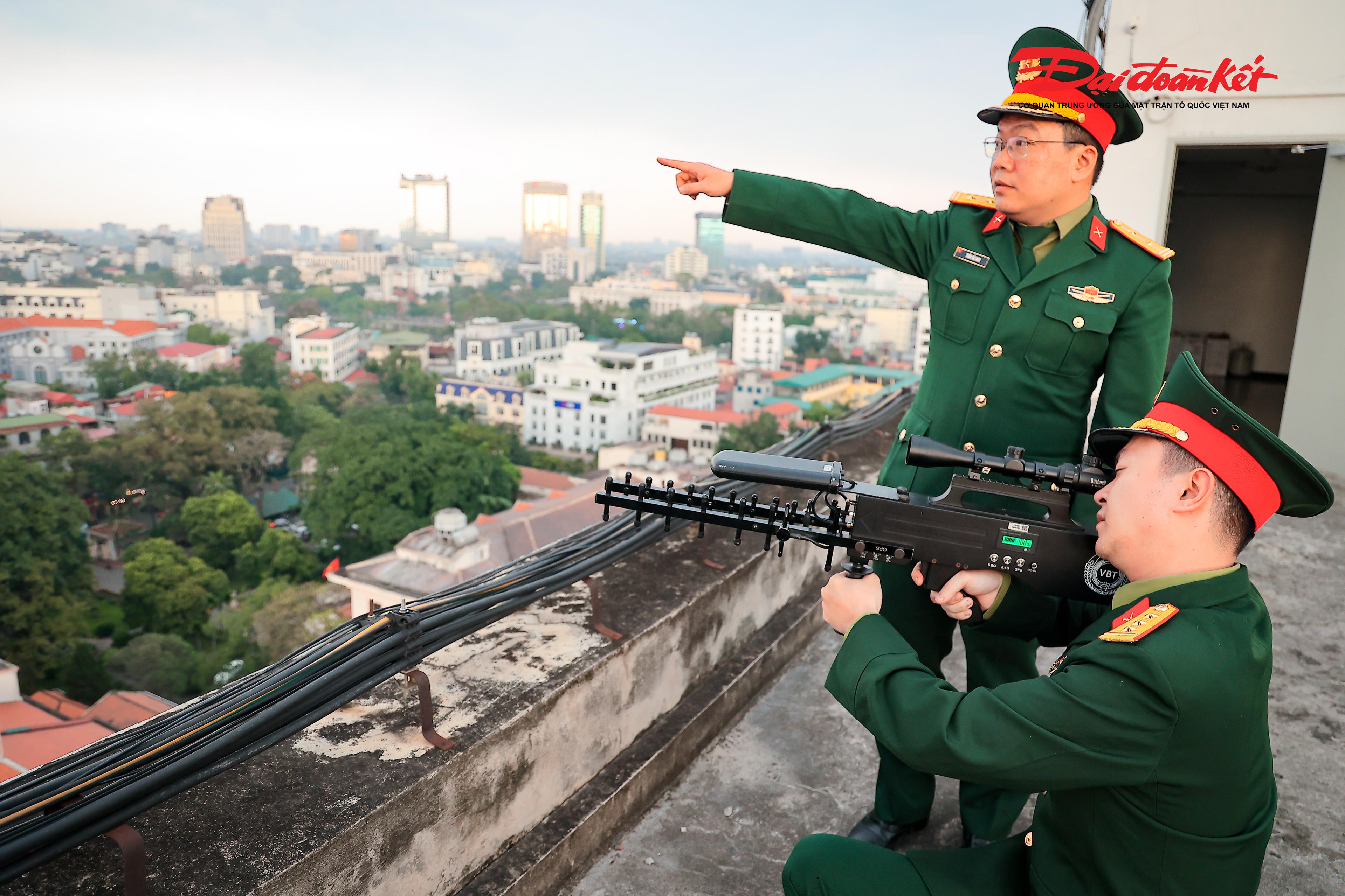 Bên cạnh đó, các lực lượng chức năng cũng được bố trí tại các vị trí trọng điểm, các điểm cao trong khu vực để tăng cường bảo vệ, góp phần bảo đảm kỳ bầu cử diễn ra an toàn, nghiêm túc.