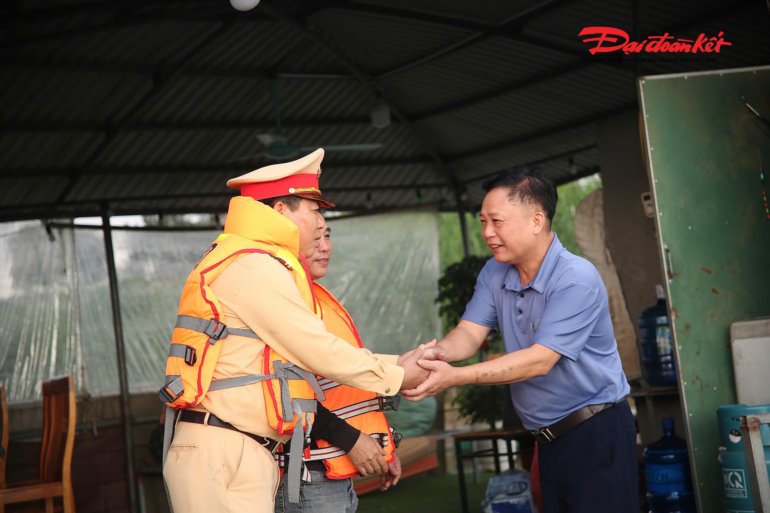 Trung tá Trần Văn Công, Phó Đội trưởng Đội Cảnh sát đường thủy số 2 cho biết, đơn vị đã chủ động bố trí lực lượng, phương tiện tuần tra, kiểm soát trên các tuyến sông, đồng thời phối hợp với chính quyền địa phương hỗ trợ các tổ bầu cử tiếp cận các khu vực xóm chài, bến đò – nơi người dân sinh sống rải rác trên sông.