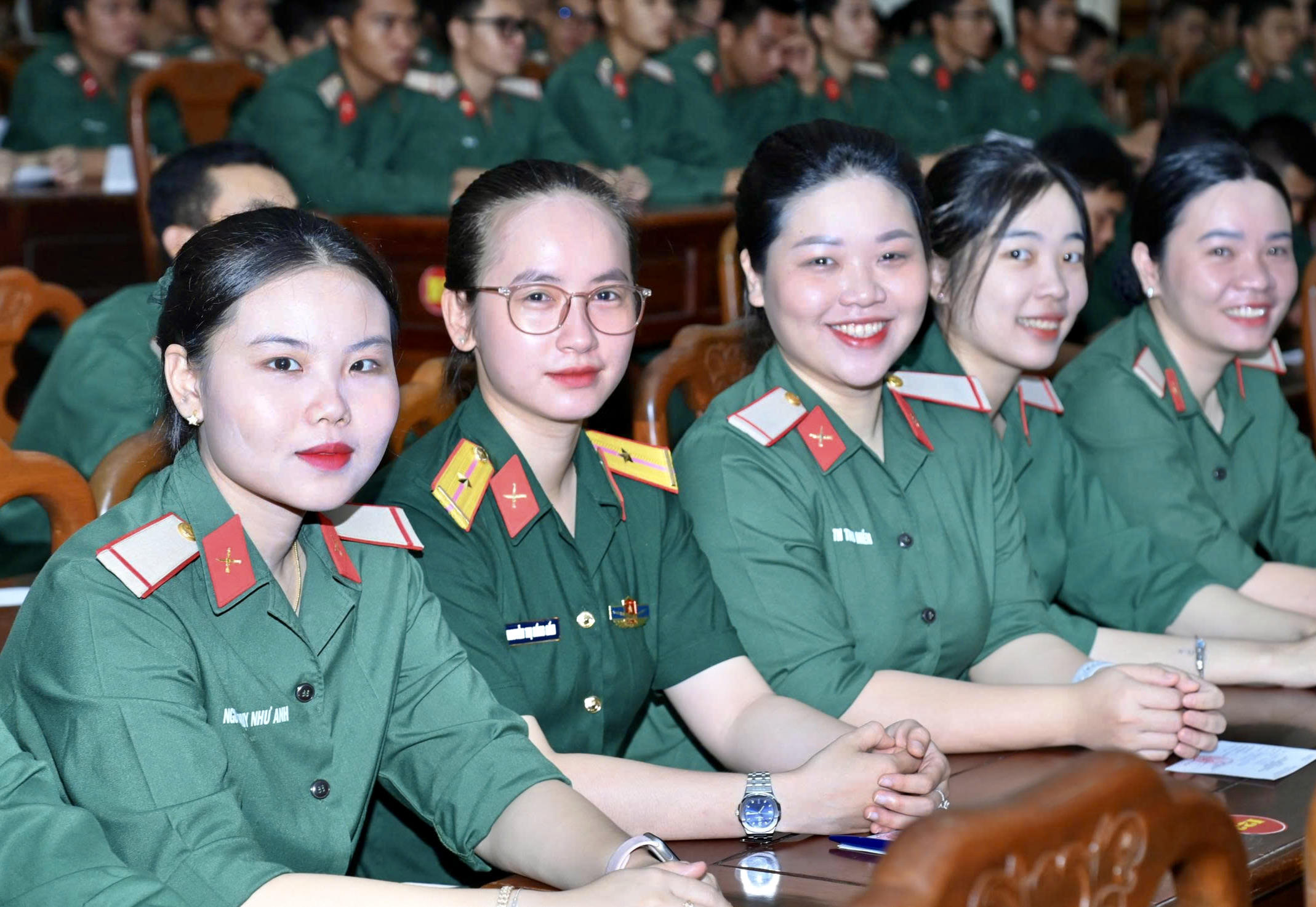 Cử tri lực lượng vũ trang TP Cần Thơ hân hoan đi bỏ phiếu bầu cử. Ảnh: LQĐ.