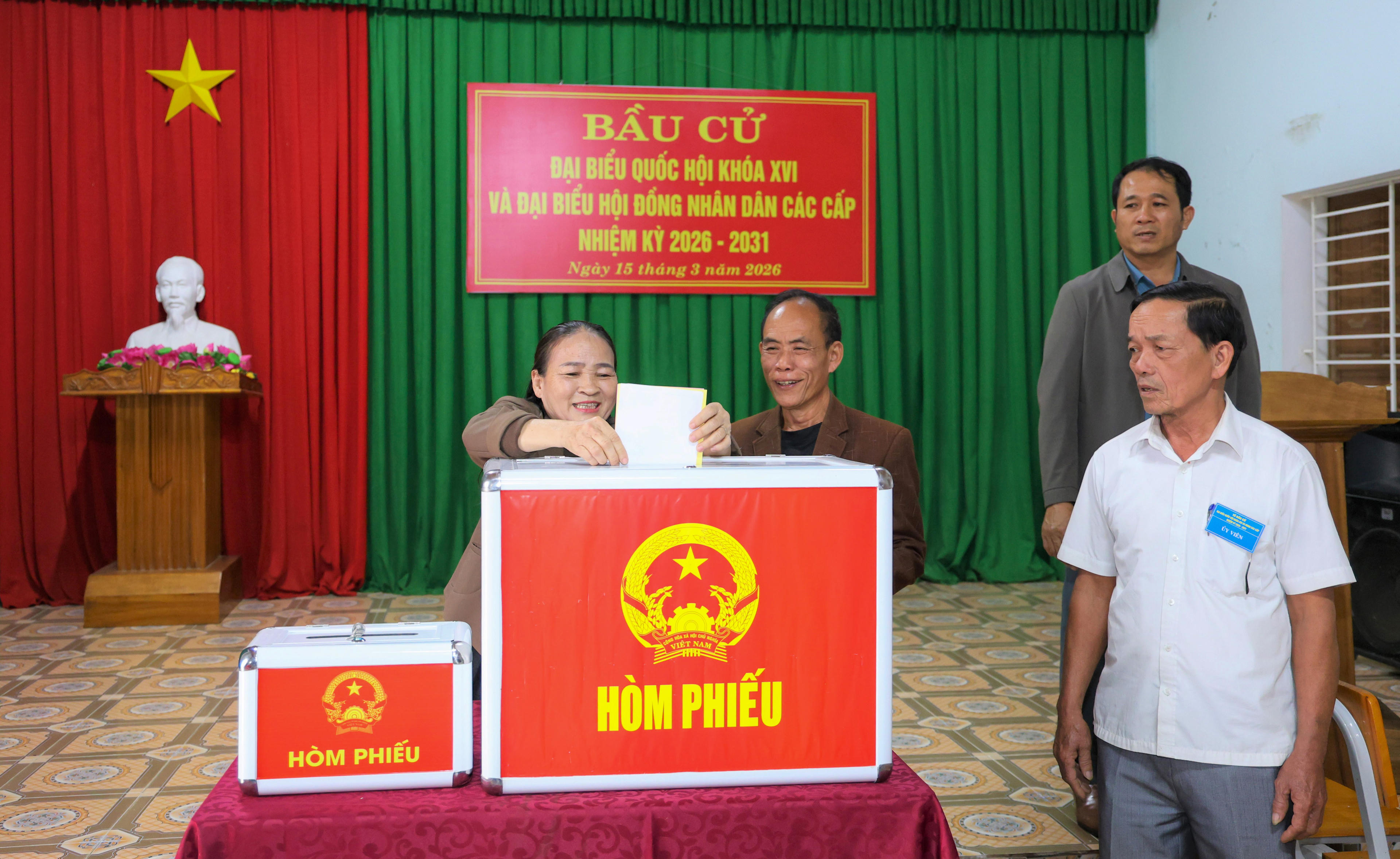 Cử tri thực hành bỏ phiếu vào hòm phiếu trong buổi diễn tập quy trình bầu cử tại xã Toàn Lưu.&nbsp;