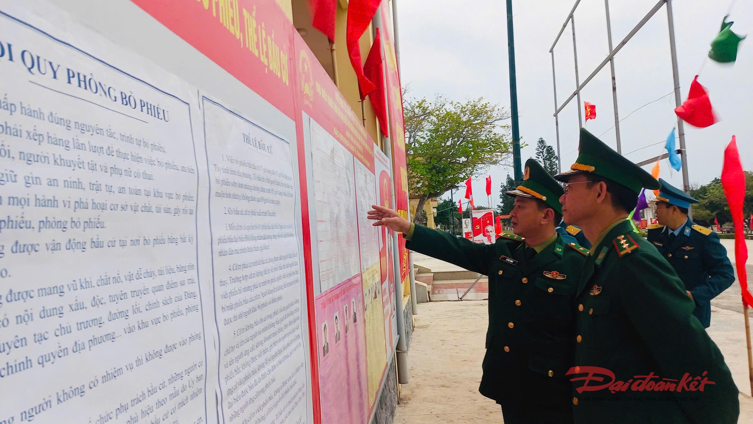 Cán bộ Bộ đội Biên phòng Đặc khu Bạch Long Vĩ xem lại danh sách các ứng viên trước khi bỏ phiếu. Đặc khu Bạch Long Vĩ có 2 khu vực bỏ phiếu. Ảnh: Sơn Hà.&nbsp;