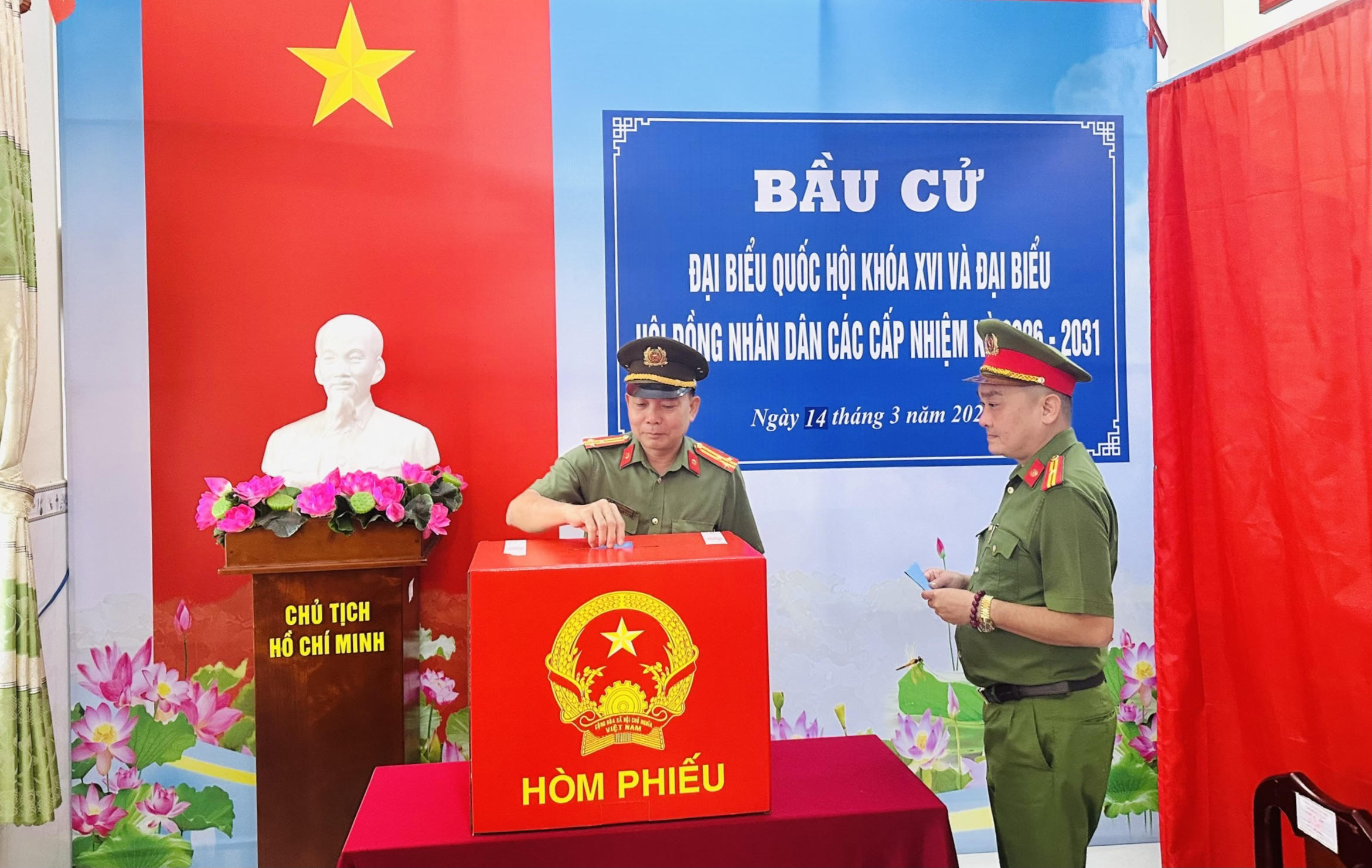 Công an phường An Bình&nbsp;bỏ phiếu bầu tại Tổ bầu cử số 17.