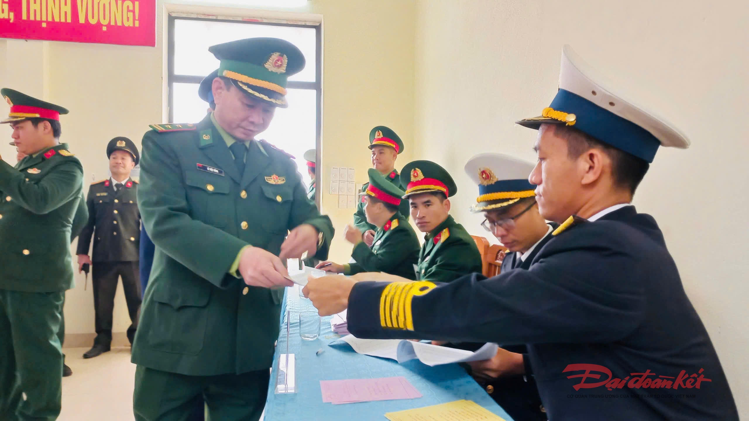 Cư tri đặc khu Bạch Long Vĩ nhận thẻ cử tri để bỏ phiếu. Ảnh: Sơn Hà.&nbsp;