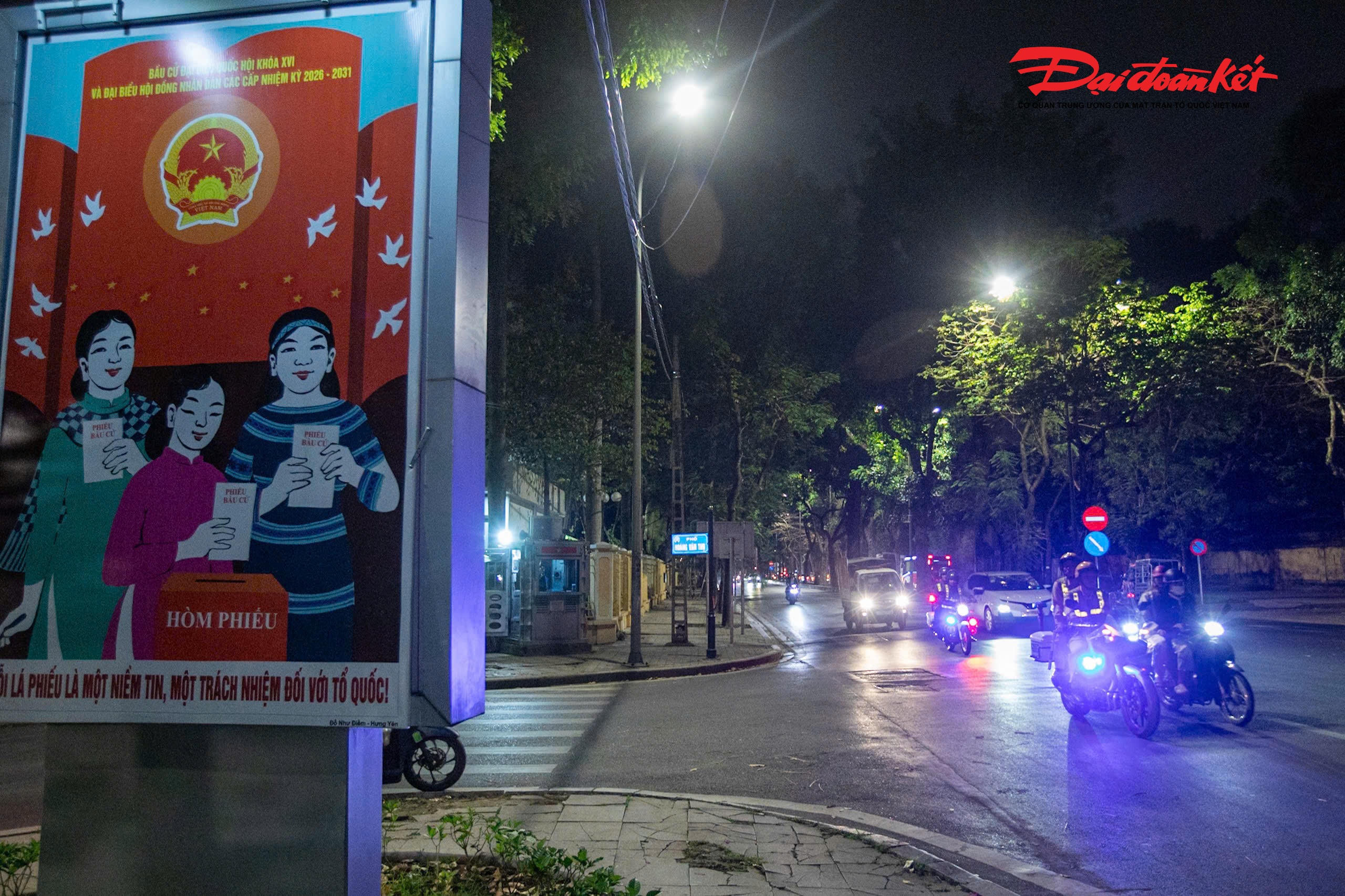 Sau đó, các tổ công tác được bố trí tuần tra lưu động, khép kín địa bàn, tập trung tại các tuyến đường trọng điểm, khu vực đông dân cư, cũng như các địa điểm có liên quan đến công tác bầu cử.