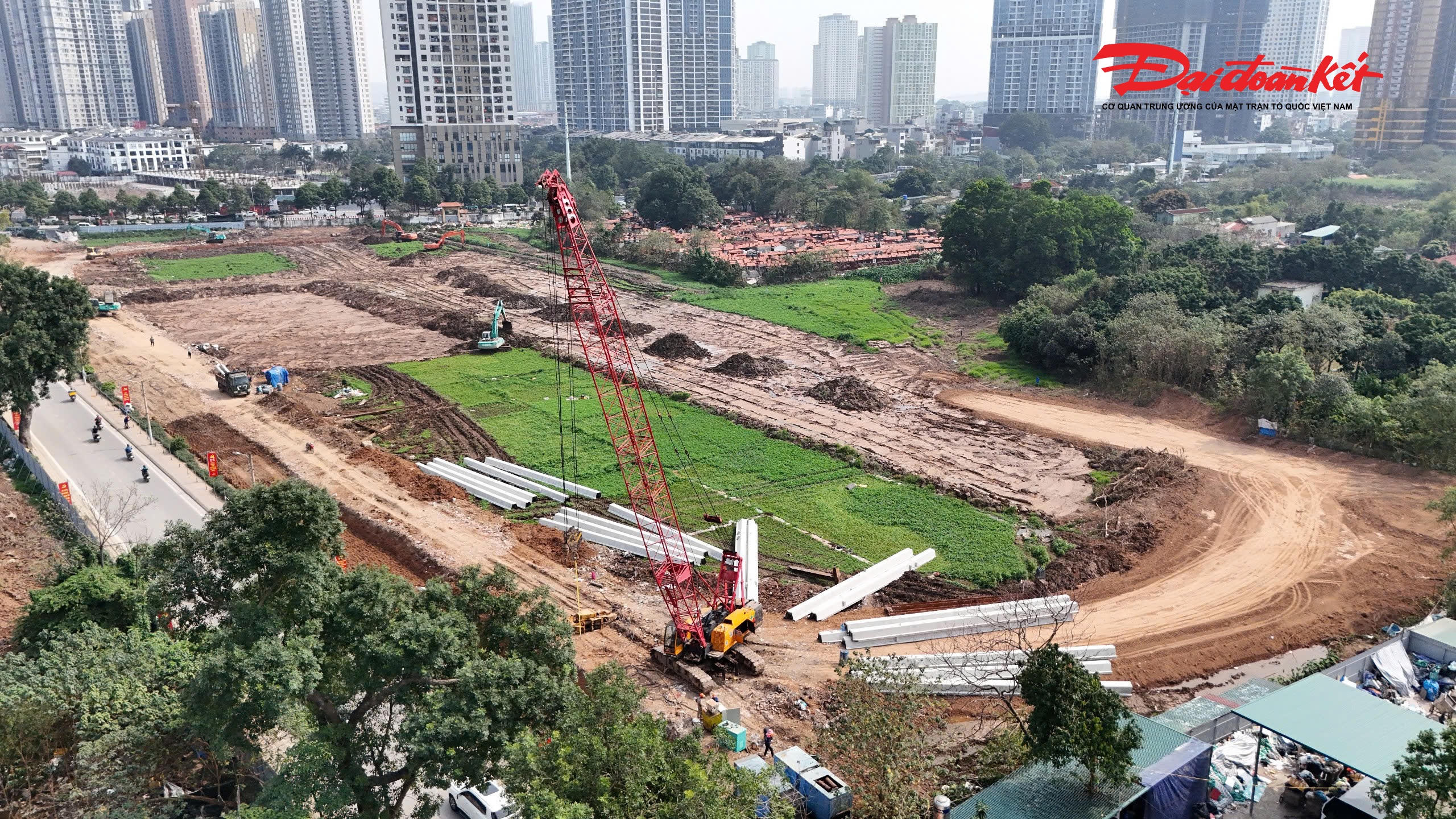 Nhằm tăng cường năng lực tiêu thoát nước và giảm tình trạng ngập úng cục bộ, TP Hà Nội đang đẩy nhanh tiến độ thi công dự án hồ đầu mối Mễ Trì (Đồng Bông 2) tại phường Đại Mỗ.