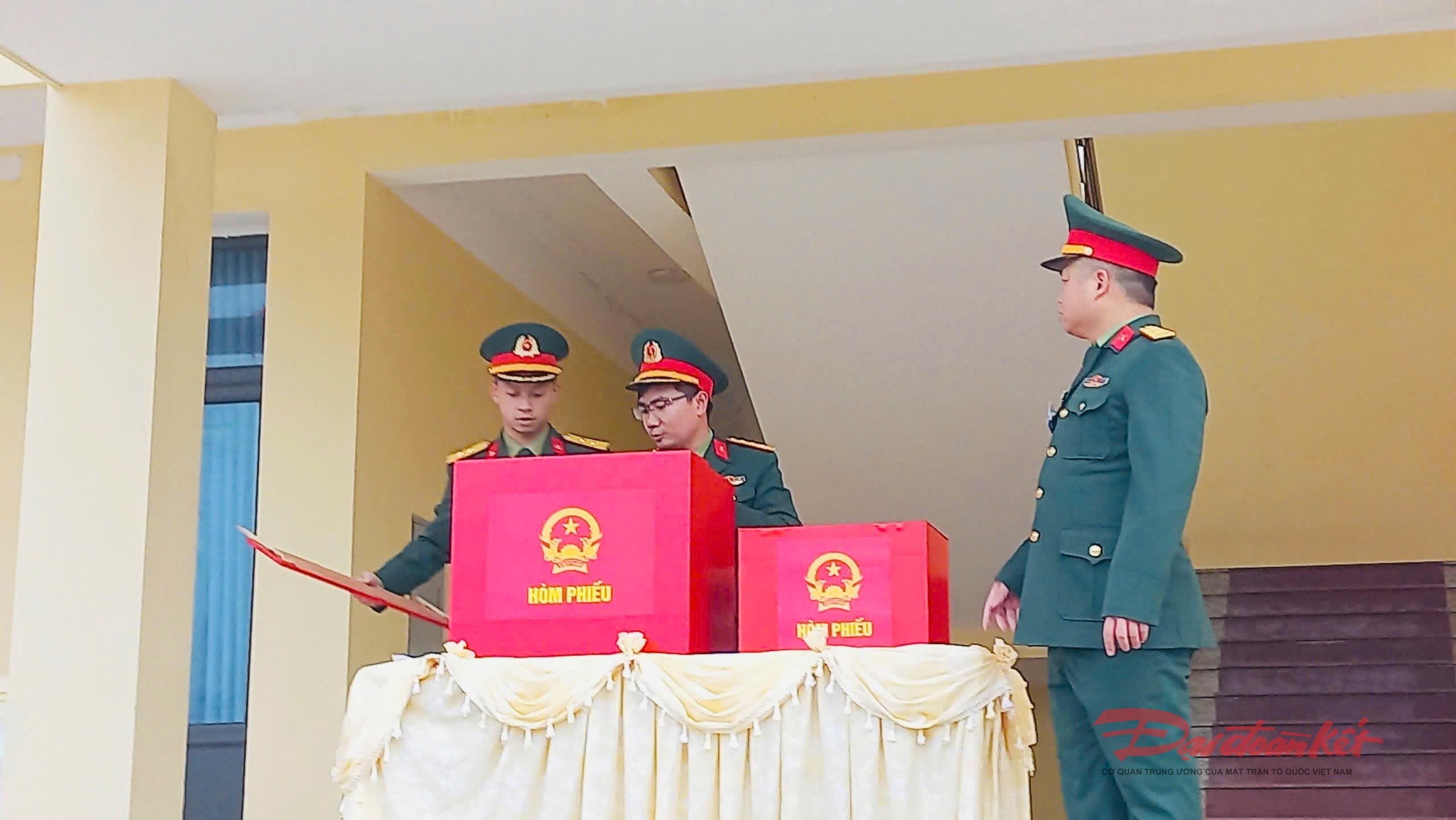 Uỷ ban bầu cử đặc khu Bạch Long Vĩ kiểm tra lại hòm phiếu trước khi tiến hành bầu cử. Ảnh: Sơn Hà.&nbsp;