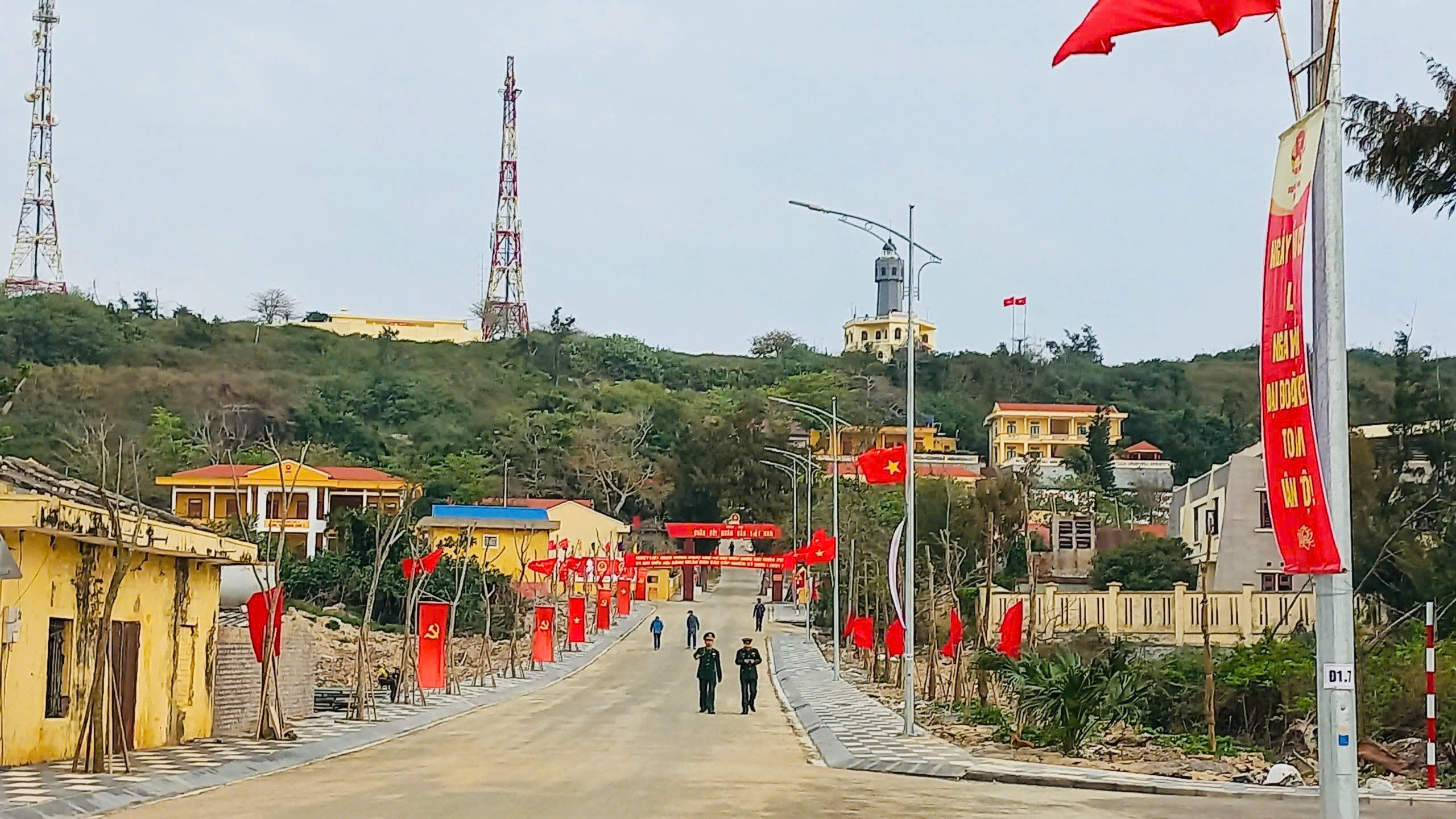 Từ cầu cảng vào trung tâm đặc khu, cờ Tổ quốc, băng rôn, pano, khẩu hiệu được trang hoàng dọc các tuyến đường. Ảnh: Sơn Hà.&nbsp;