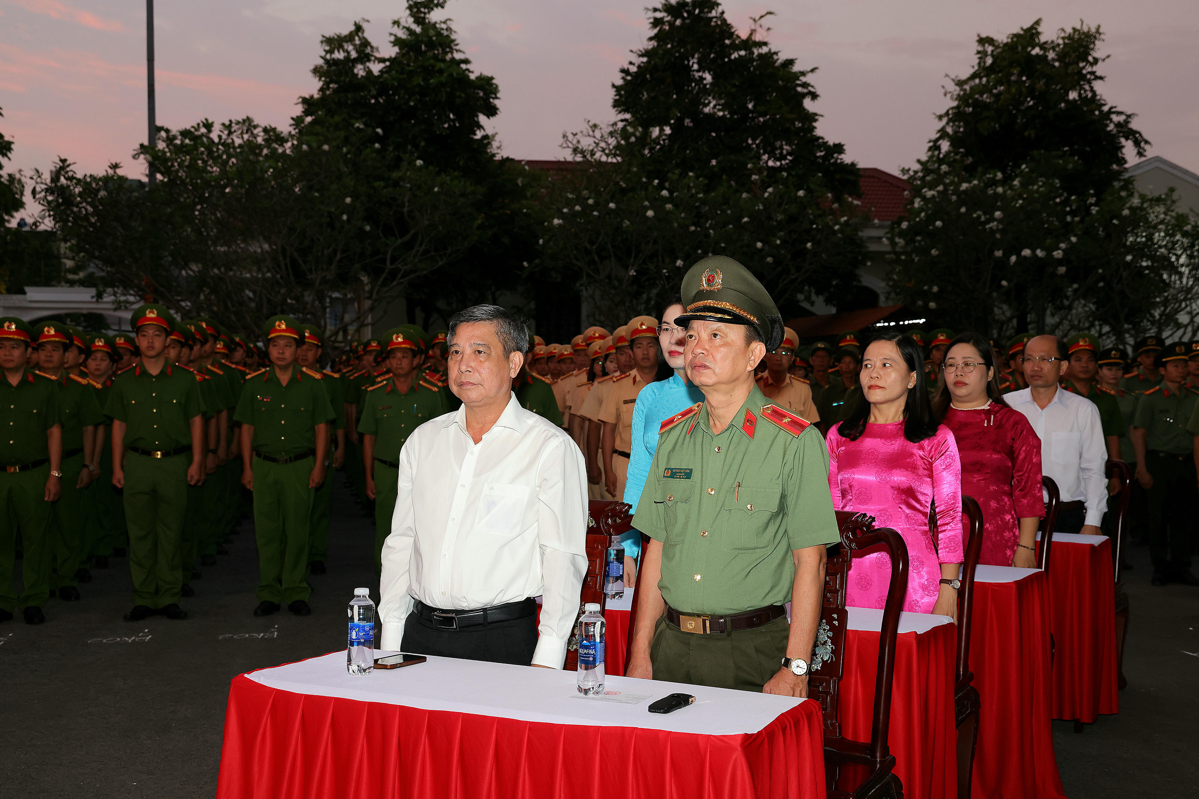 Ông Đồng Văn Thanh - Ủy viên Trung ương Đảng, Phó Bí thư Thường trực Thành ủy, Chủ tịch HĐND thành phố, Chủ tịch Ủy ban bầu cử TP Cần Thơ và Thiếu tướng Huỳnh Việt Hòa - Giám đốc Công an TP Cần Thơ  cùng các đại biểu dự lễ khai mạc bầu cử tại Tổ bầu cử số 23, phường Cái Khế. Ảnh: Trung Phạm.