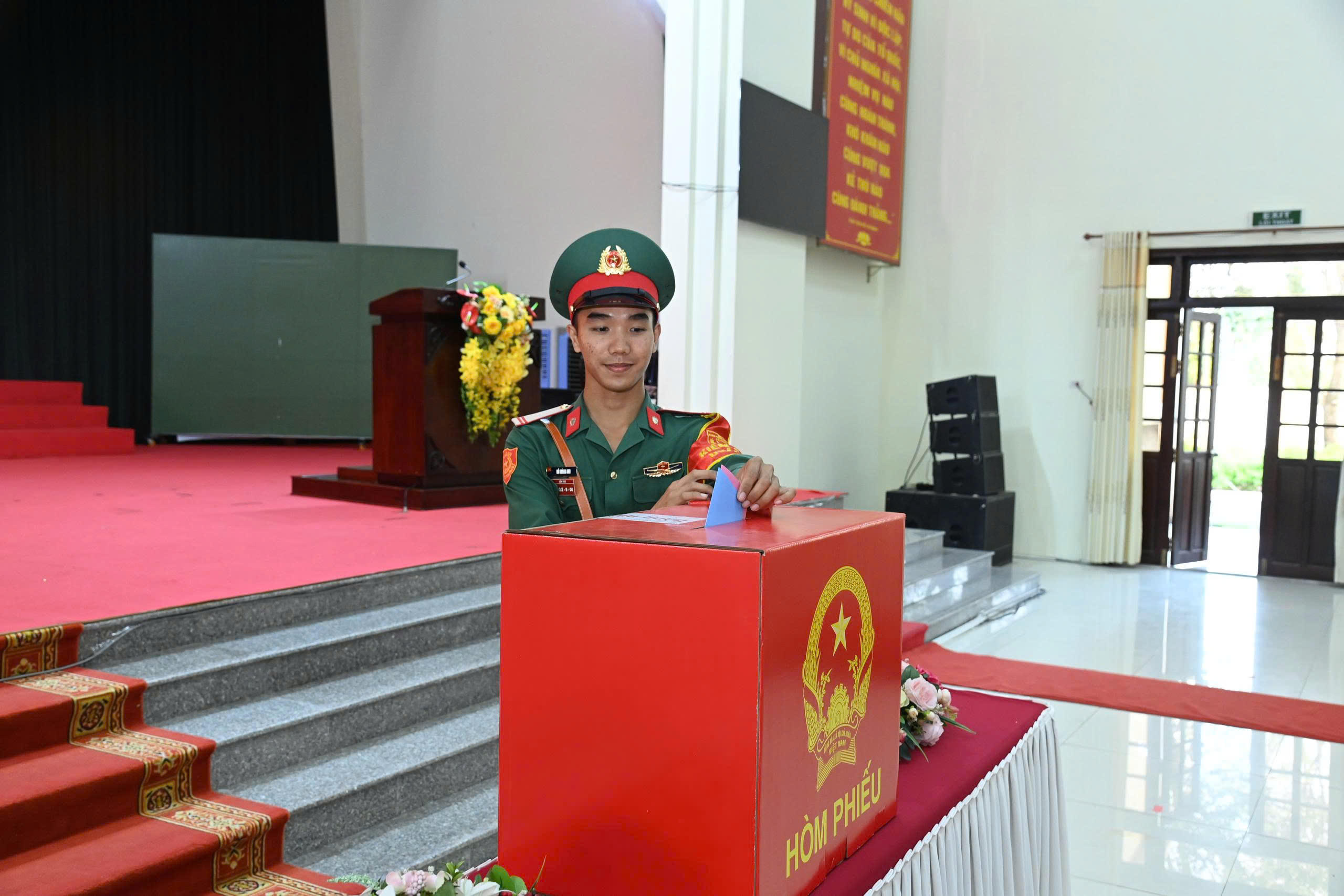 Lực lượng vũ trang TP Cần Thơ bỏ phiếu tại Tổ bầu cử số 31, phường Cái Răng. ảnh: Trung Phạm.