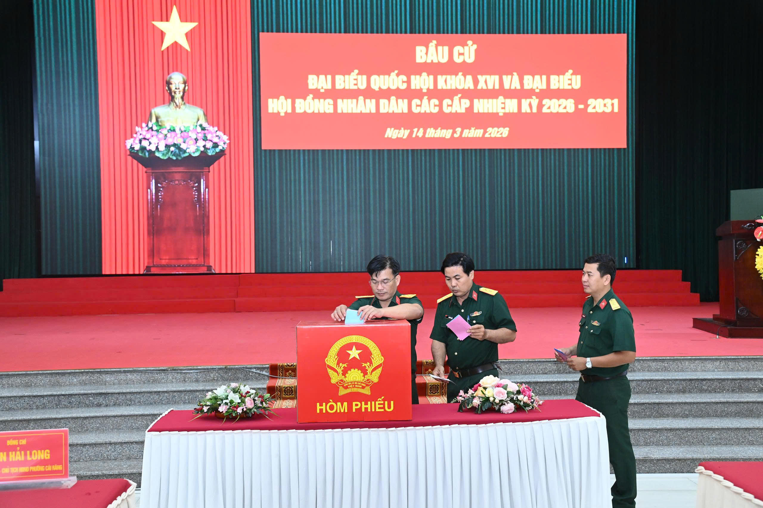 Lực lượng vũ trang TP Cần Thơ bỏ phiếu tại&nbsp;Tổ bầu cử số 31, phường Cái Răng. ảnh: Trung Phạm.