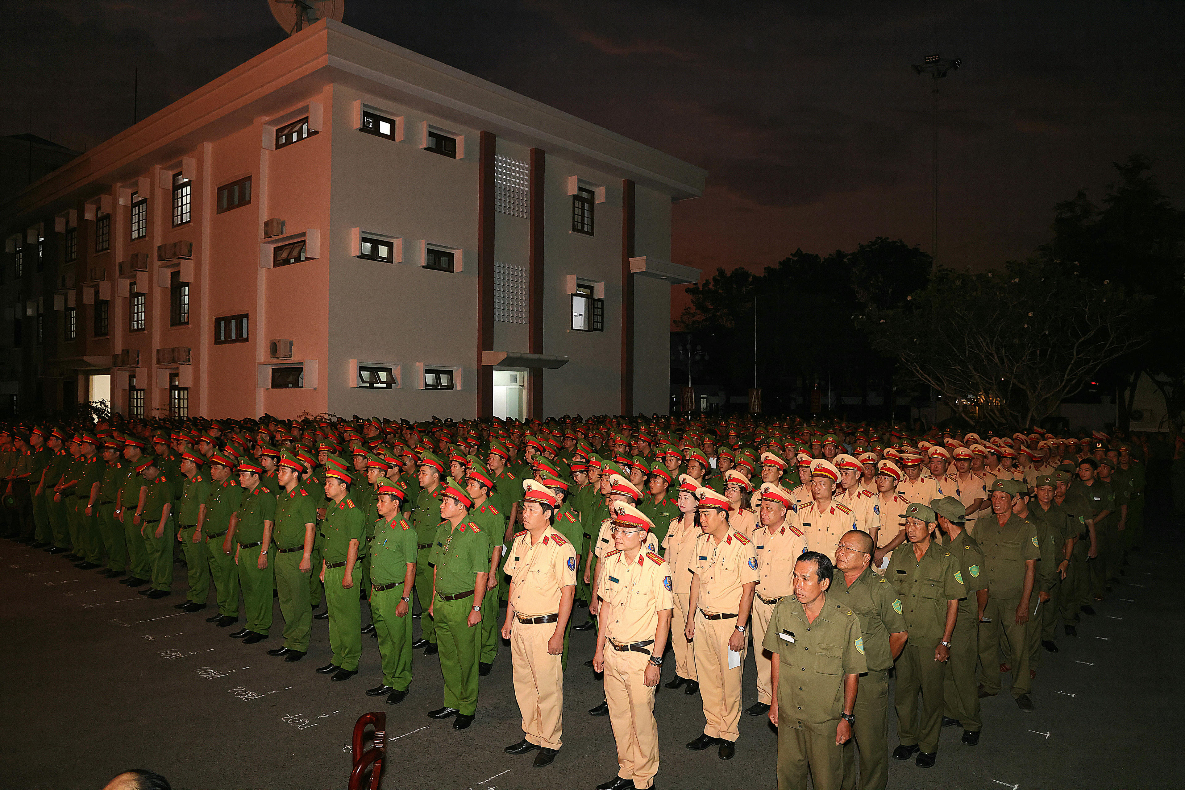 Sáng 14/3, hơn 2.000 cử tri là lãnh đạo, CBCS Công an TP Cần Thơ; lực lượng tham gia bảo vệ ANTT cơ sở phường Cái Khế hân hoan đi bỏ phiếu bầu đại biểu Quốc hội khóa XVI và đại biểu HĐND các cấp nhiệm kỳ 2026 – 2031, tại Tổ bầu cử số 23, phường Cái Khế. Ảnh: Trung Phạm.