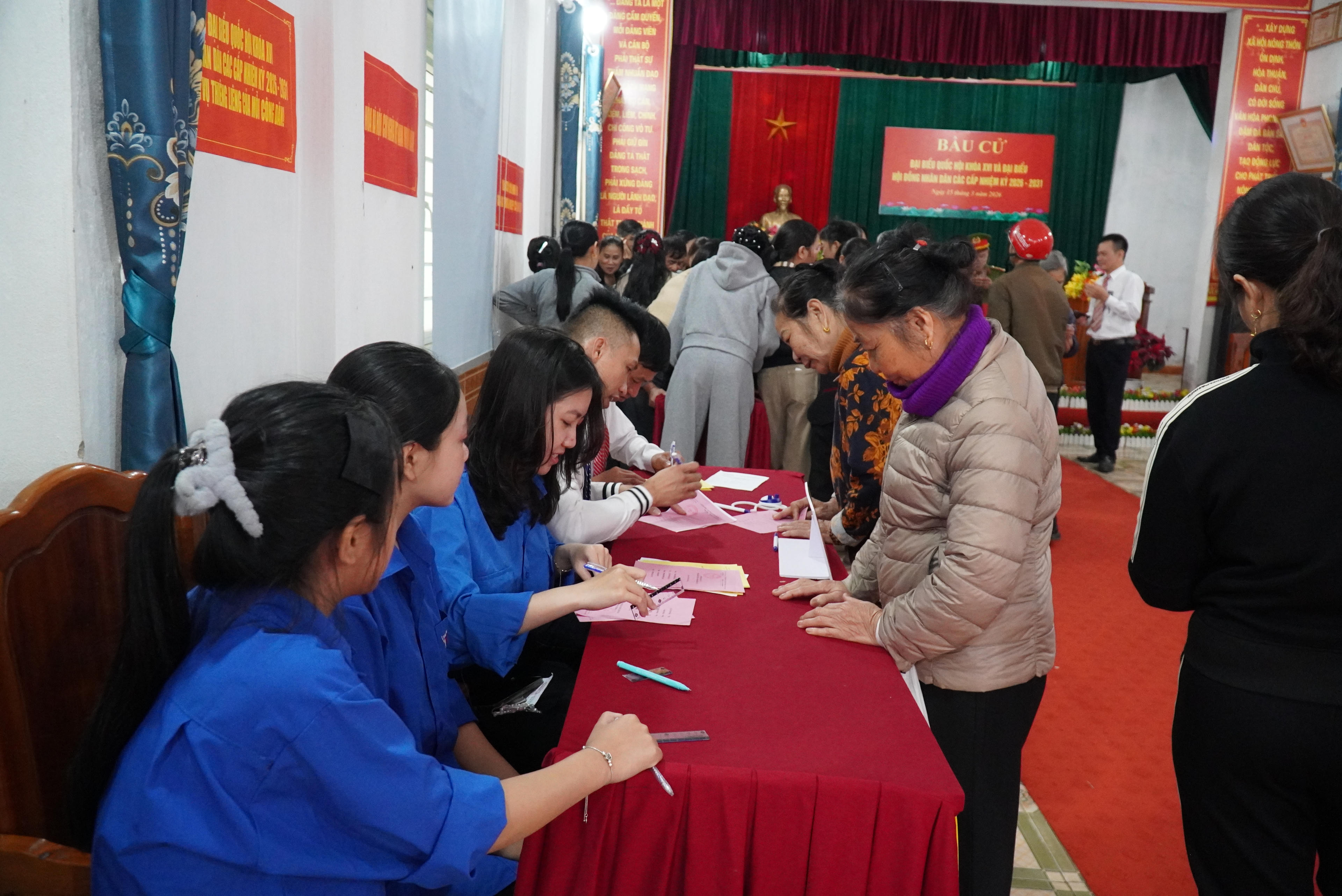 Nguyễn Khánh Huyền tích cực hướng dẫn, hỗ trợ cử tri thực hiện quy trình bầu cử.