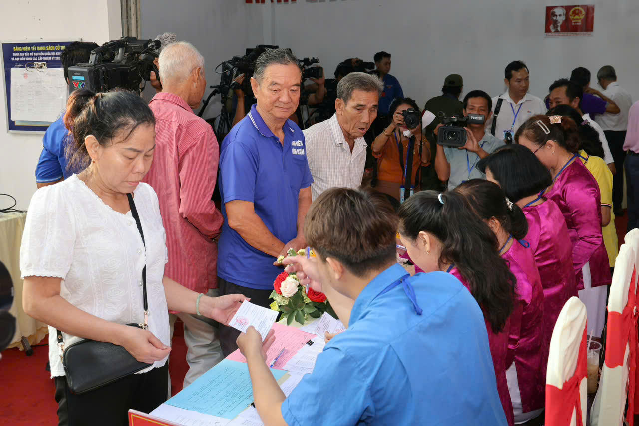 Người dân tại khu vực bỏ phiếu số 22, đơn vị bầu cử số 5, phường Ninh Kiều, TP Cần Thơ làm thủ tục bỏ phiếu. Ảnh: Trung Kiên.