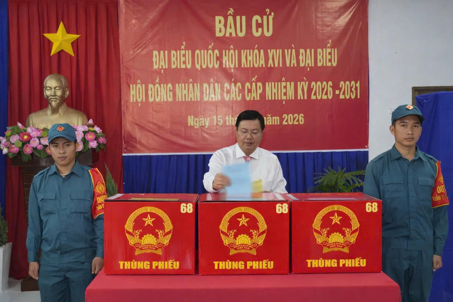 Bí thư Tỉnh ủy An Giang Nguyễn Tiến Hải bỏ phiếu tại tổ bầu cử số 68, đơn vị bầu cử số 6, phường Rạch Giá (An Giang). Ảnh: Tây Hồ.