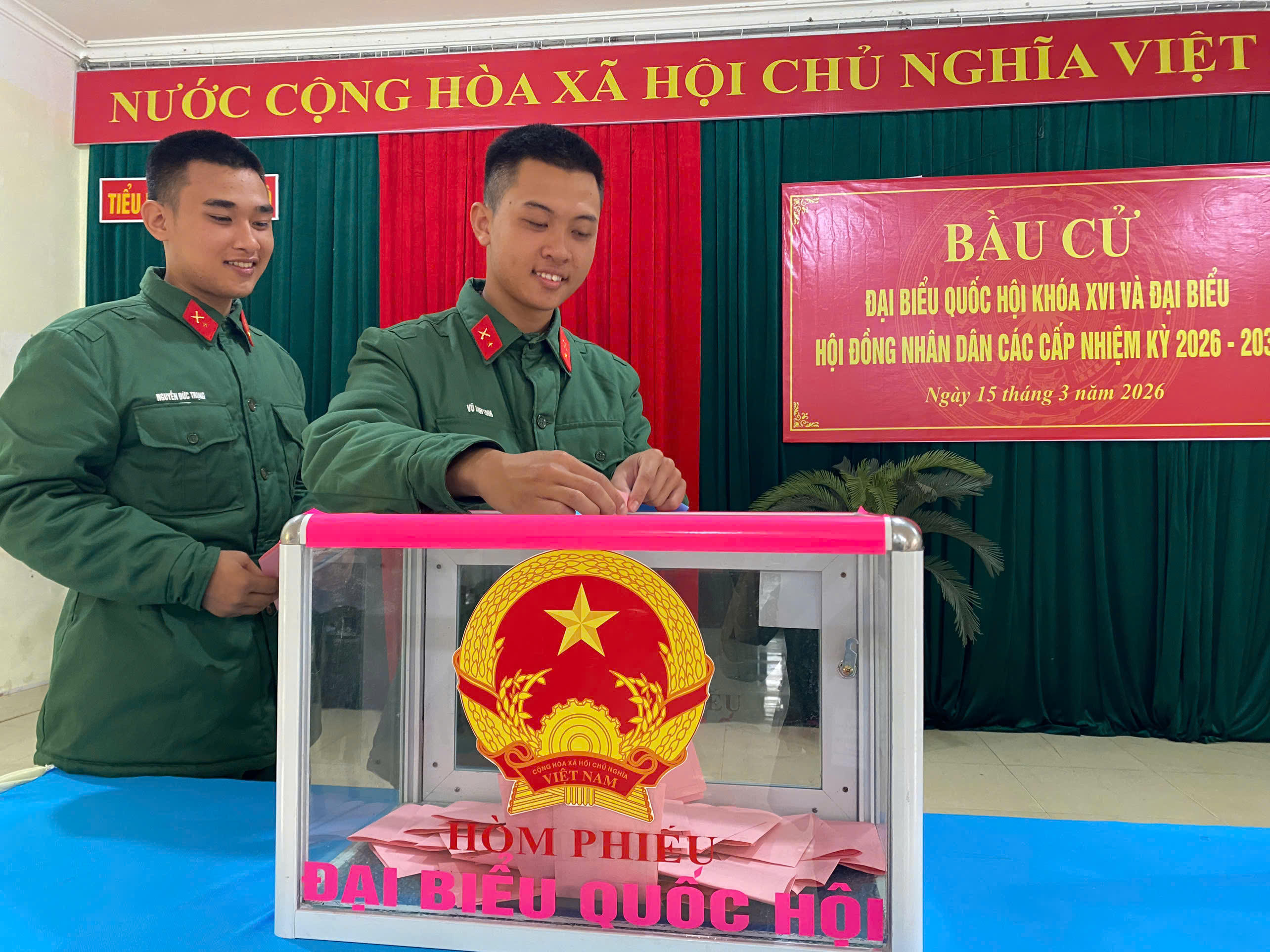 Các tân binh vừa nhập ngũ phấn khởi tham gia bỏ phiếu bầu cử tại khu vực bỏ phiếu số 16 đặc khu Cô Tô - Tiểu đoàn đảo Cô Tô.&nbsp;