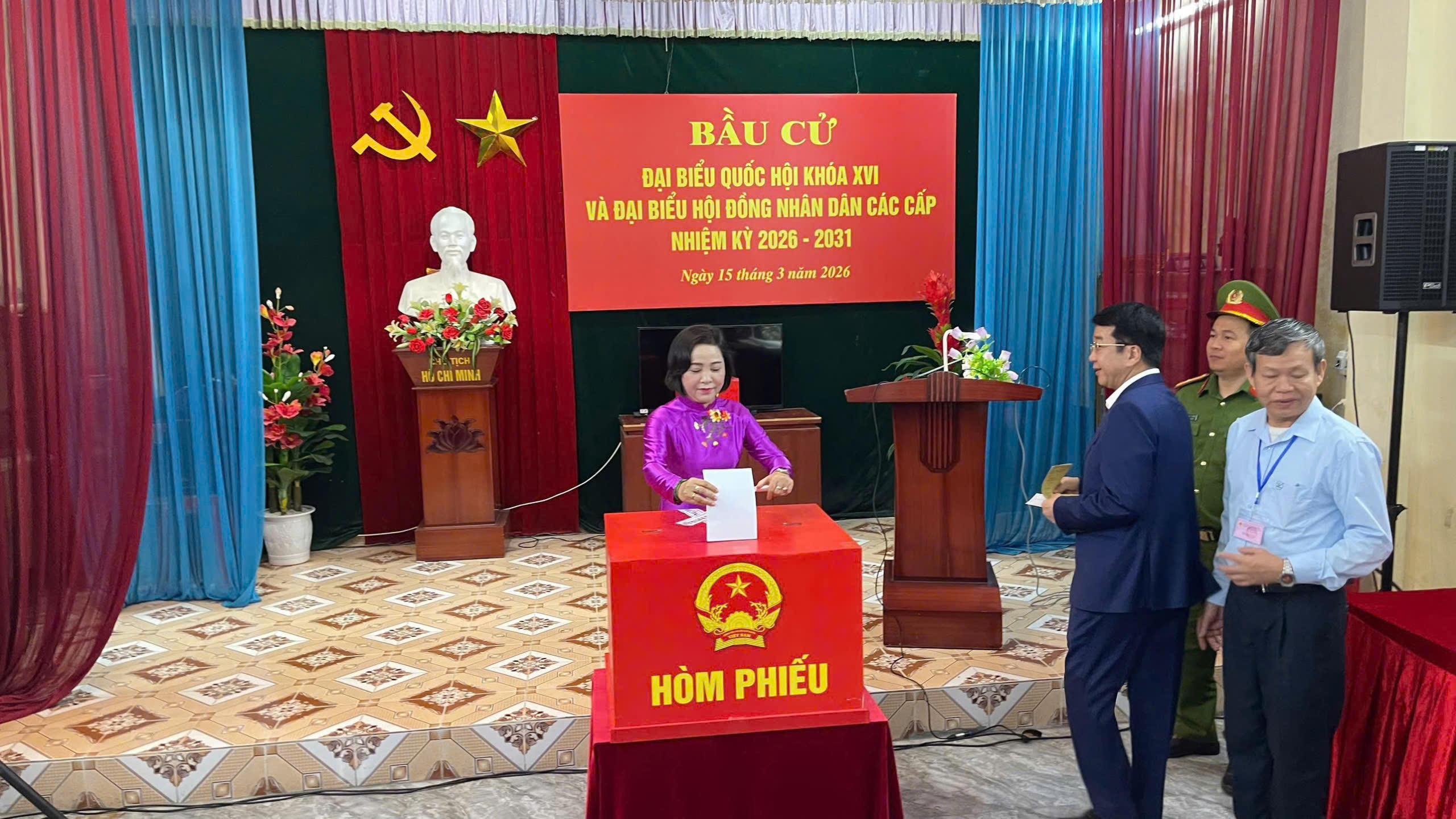 Phó Chủ tịch Quốc hội Nguyễn Thị Thanh bỏ phiếu tại phường Hoa Lư, Ninh Bình.&nbsp;