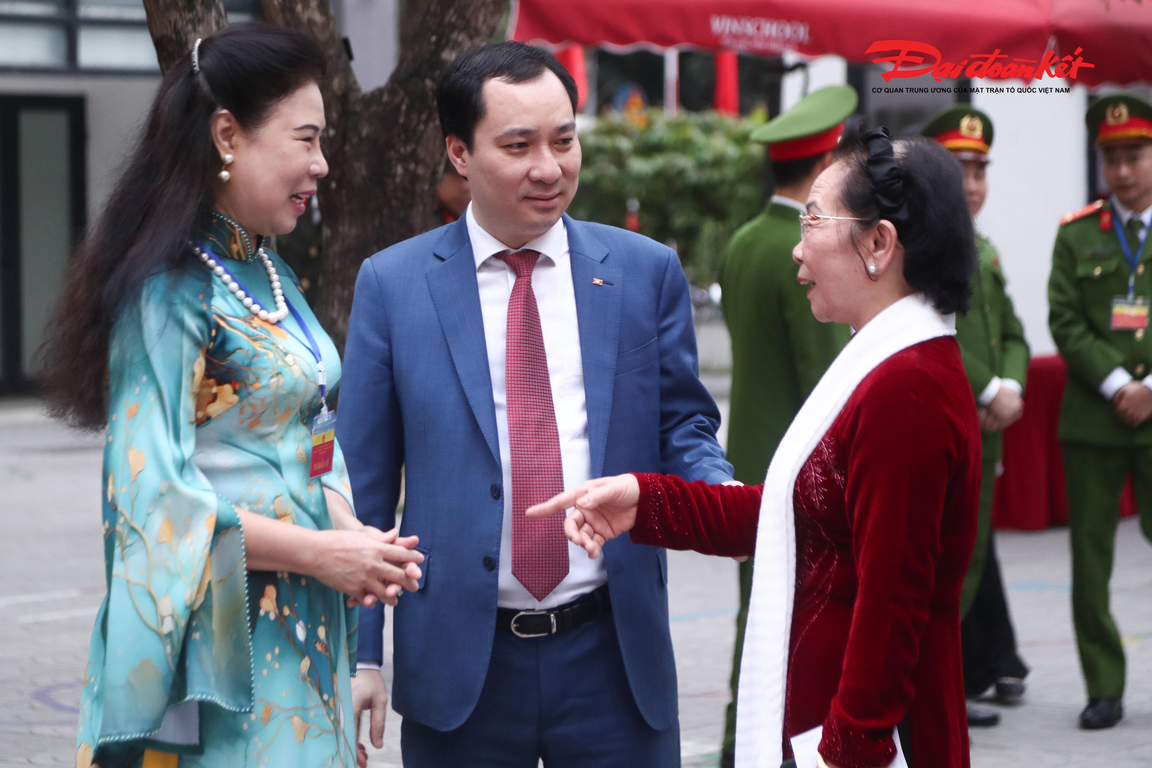 Ông Vũ Văn Tiến - Ủy viên Đoàn Chủ tịch TƯ MTTQ Việt Nam, Trưởng ban Tuyên giáo và Dân vận Đảng ủy Cơ quan UBTƯ MTTQ Việt Nam trao đổi cùng nguyên Phó Chủ tịch nước Nguyễn Thị Doan tại khu vực bỏ phiếu.