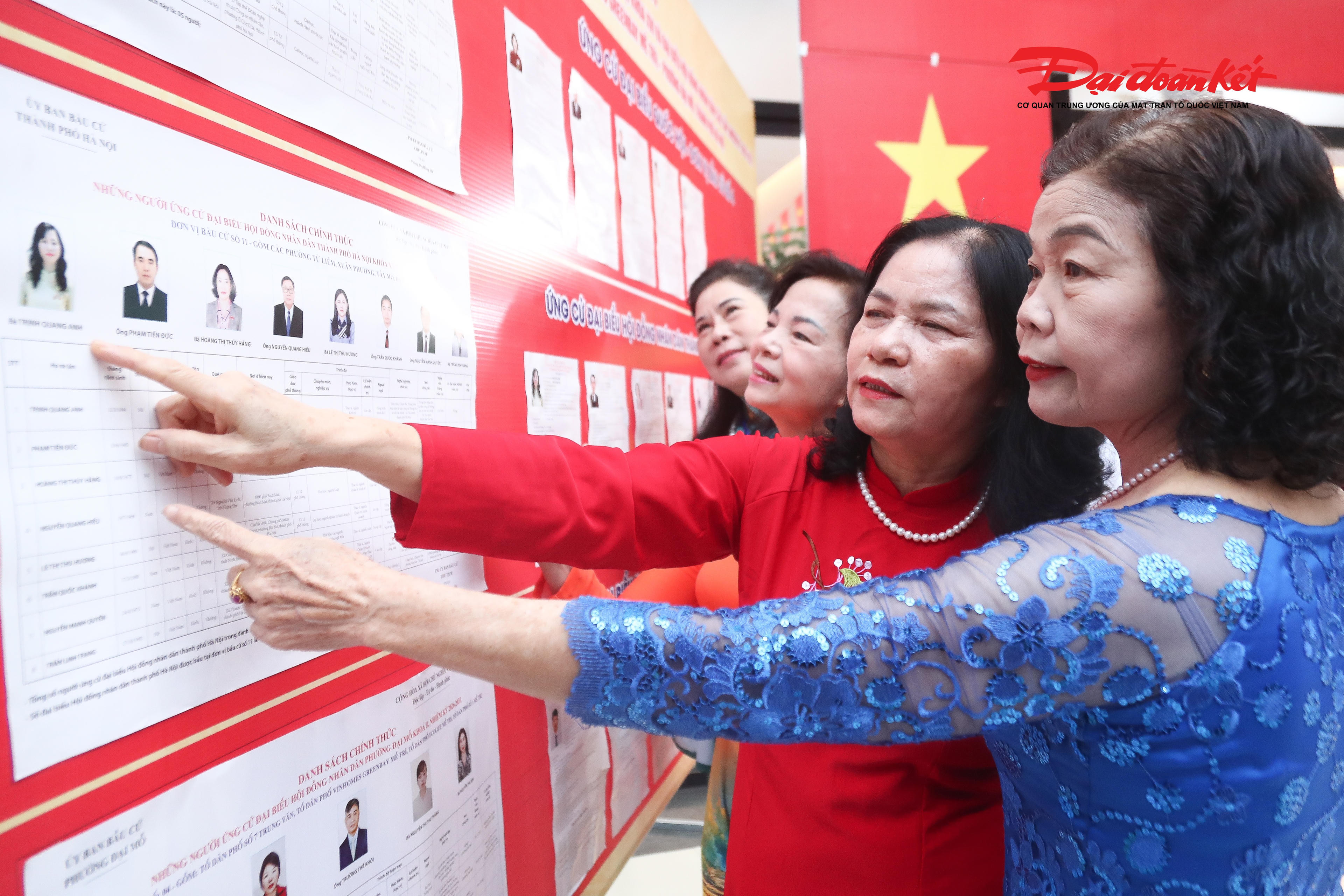 Cử tri xem danh sách, tiểu sử tóm tắt và chân dung các ứng cử viên trước khi bỏ phiếu.