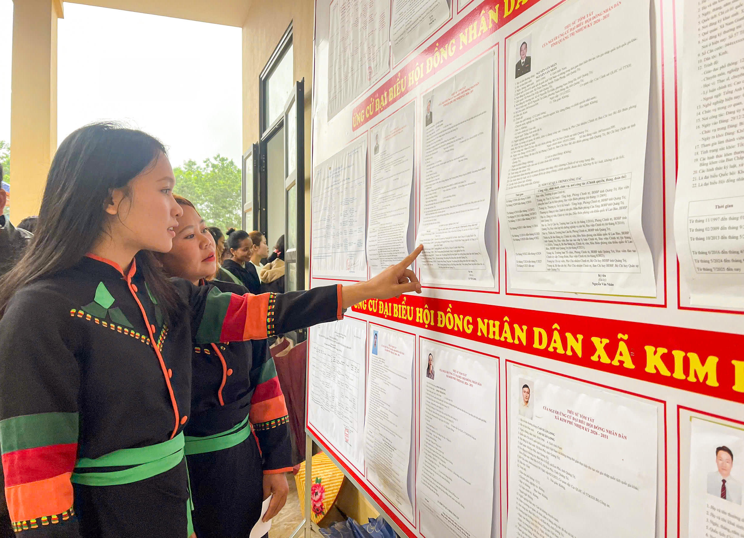 Em Cao Thị Lệ Hằng là nữ sinh viên đầu tiên của tộc người Rục.