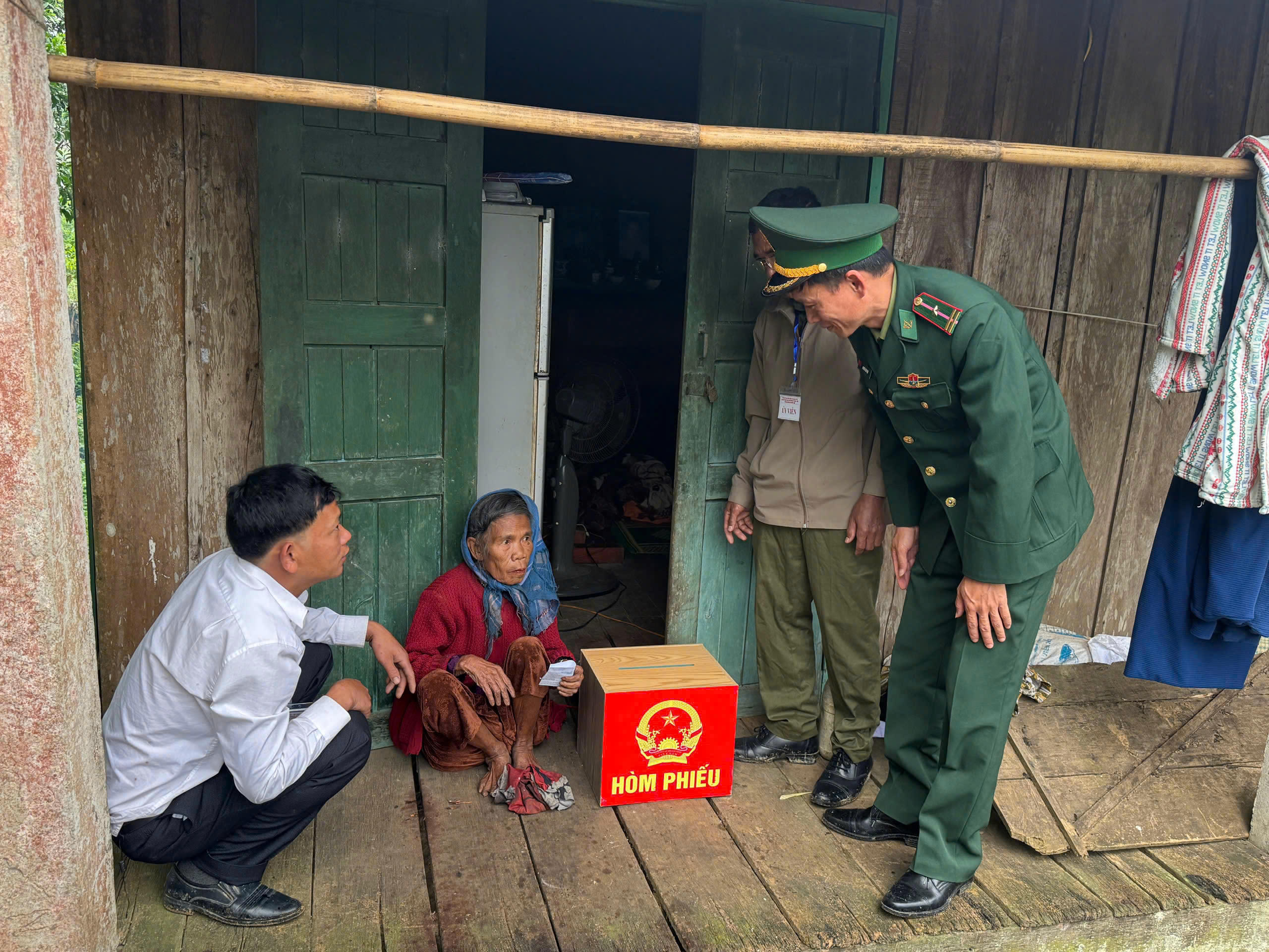 Tổ chức cho người cao tuổi bỏ phiếu ngay tại nhà. Ảnh: BP.