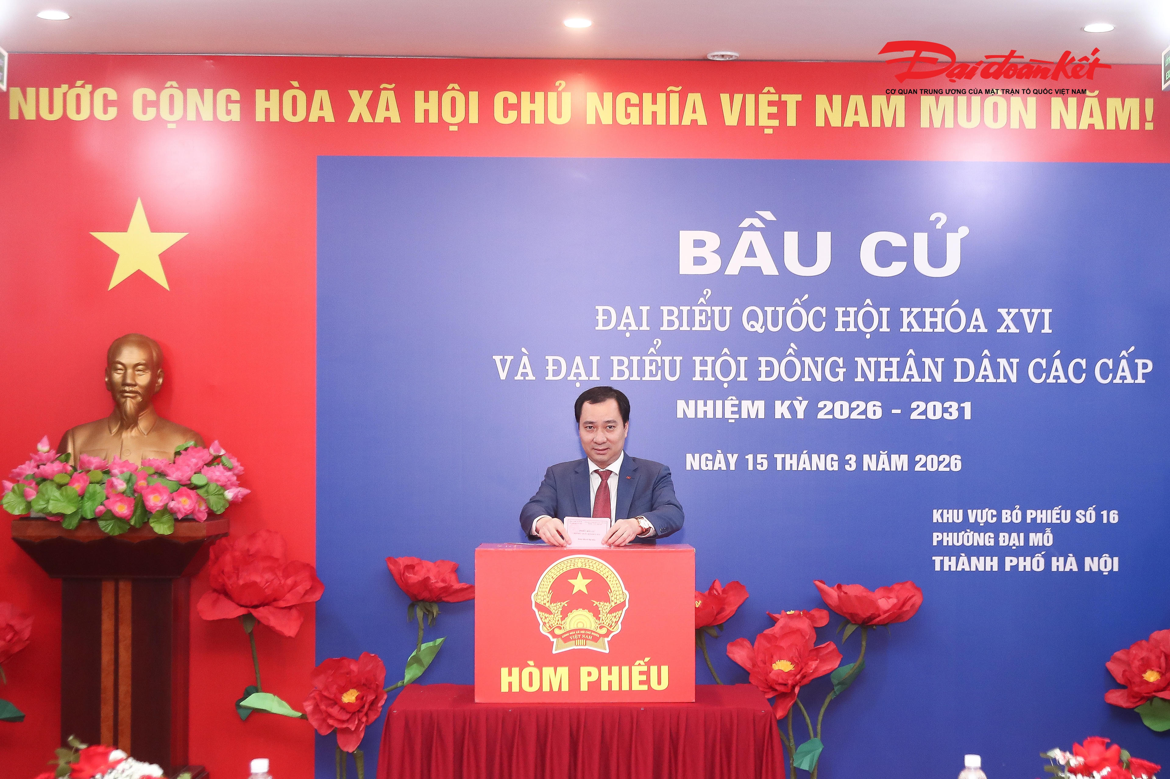 Ông Vũ Văn Tiến - Ủy viên Đoàn Chủ tịch TƯ MTTQ Việt Nam, Trưởng ban Tuyên giáo và Dân vận Đảng ủy Cơ quan UBTƯ MTTQ Việt Nam thực hiện quyền bầu cử tại Tổ bầu cử số 16, phường Đại Mỗ (Hà Nội).