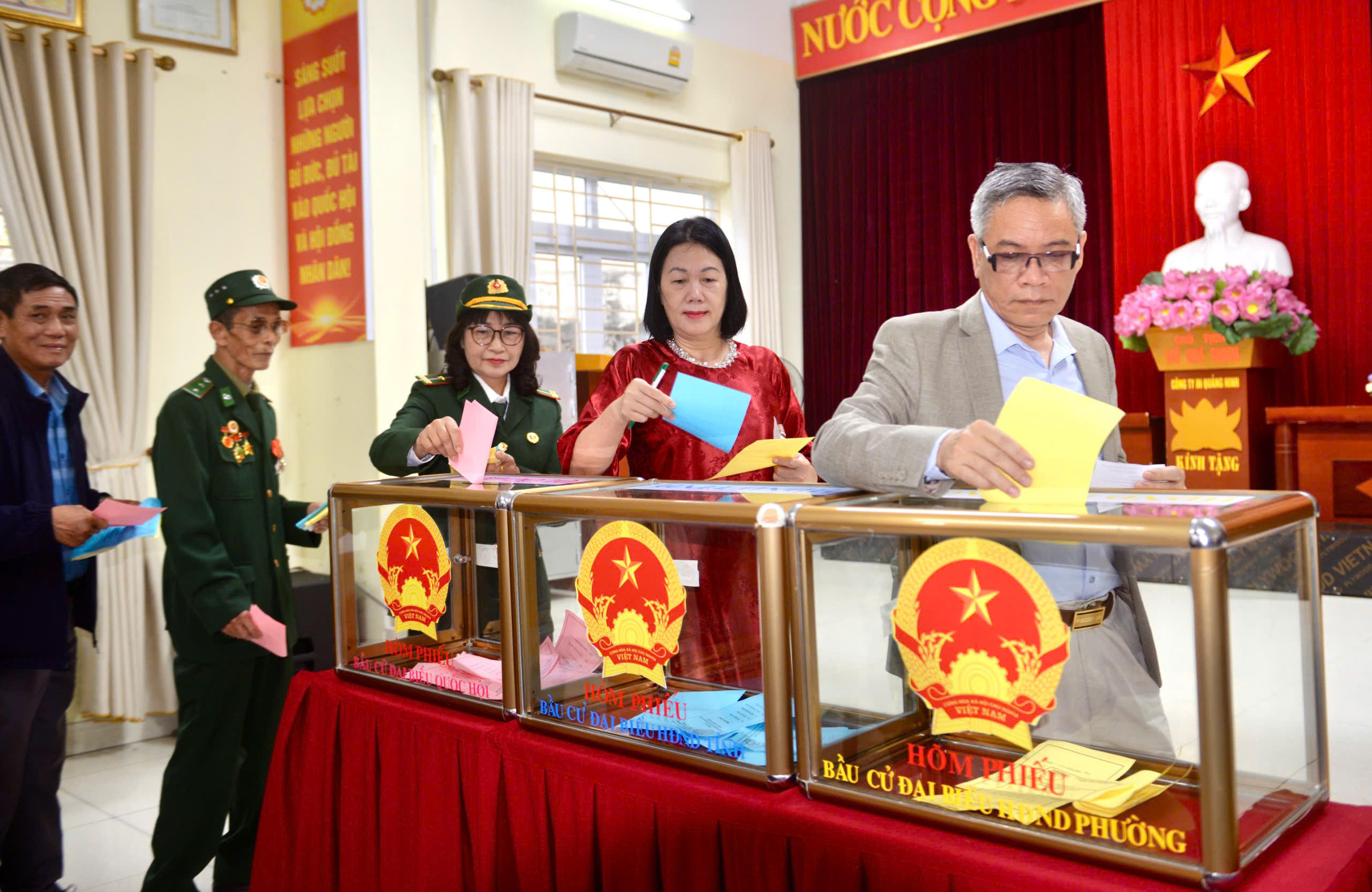 Người dân tham gia bầu cử tại khu vực bỏ phiếu số 16 phường Hạ Long - Nhà văn hóa khu Hồng Hà 3. Ảnh: Ngọc Anh.